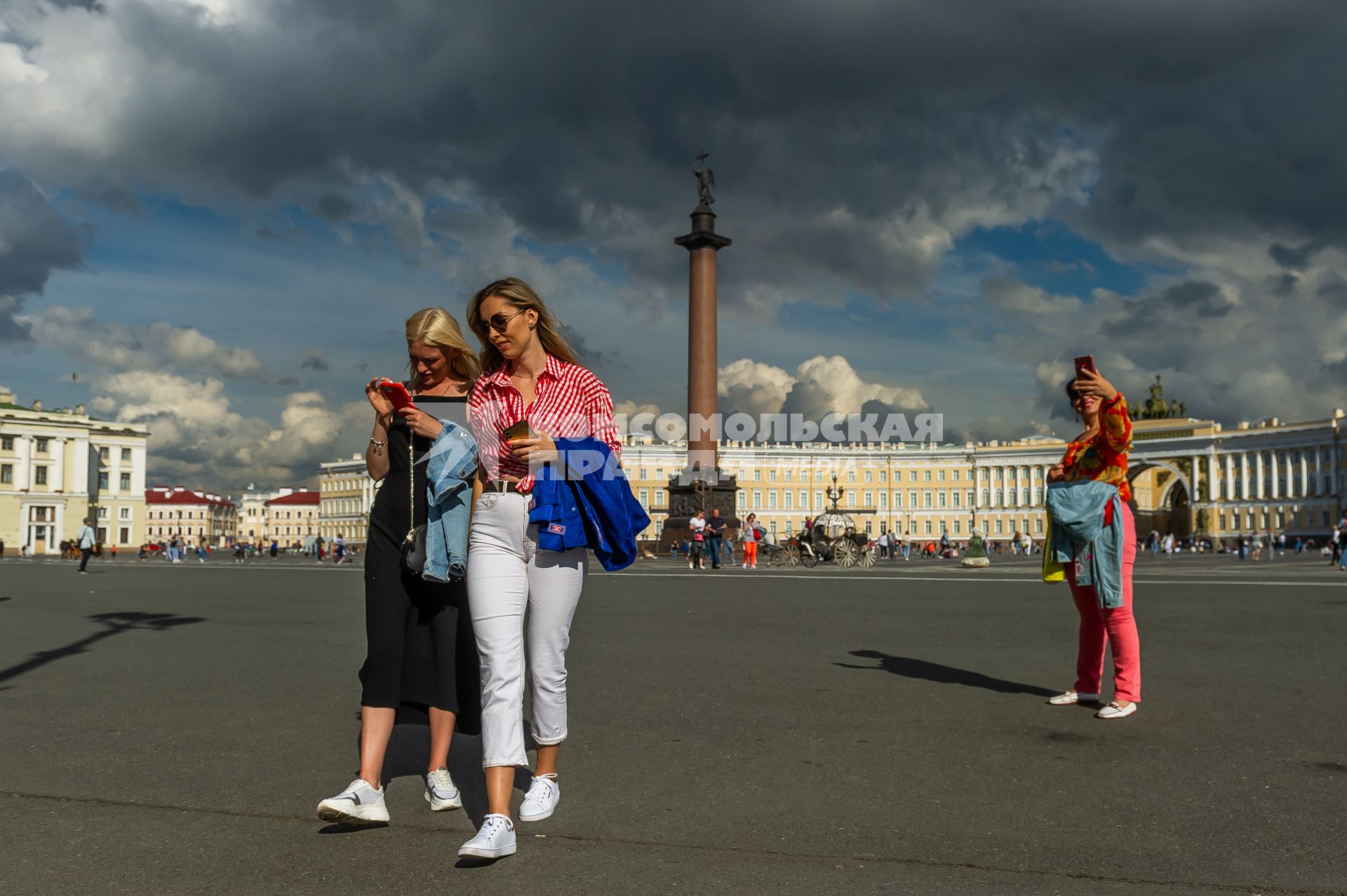 Санкт-Петербург. Дворцовая площадь  перед грозой.