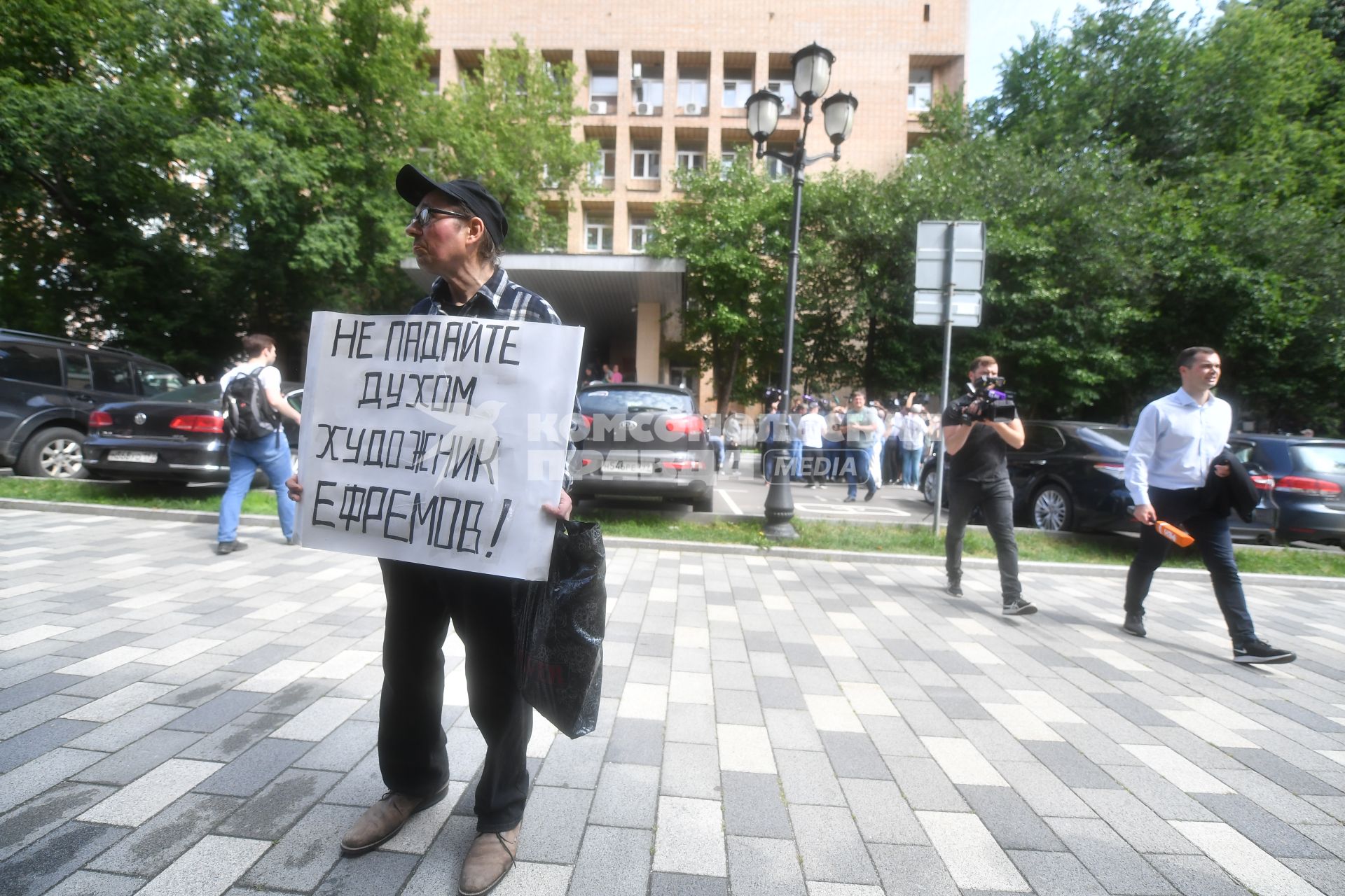 Москва.    Одиночный пикет у   здания Пресненского суда, где рассматривается дело о ДТП со смертельным исходом.