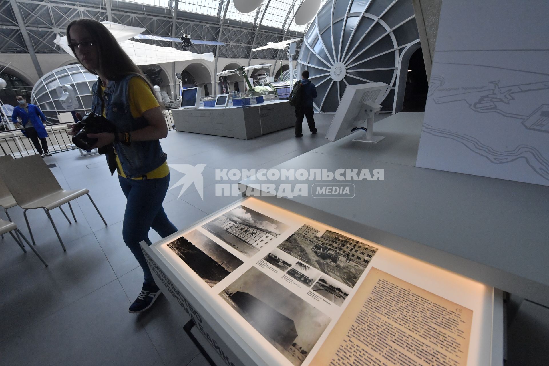 Москва.  Стенд с фотографиями   на открытии историко-документальной зоны, посвященной 65-летию космодрома Байконур, в центре `Космонавтика и авиация ` на ВДНХ.