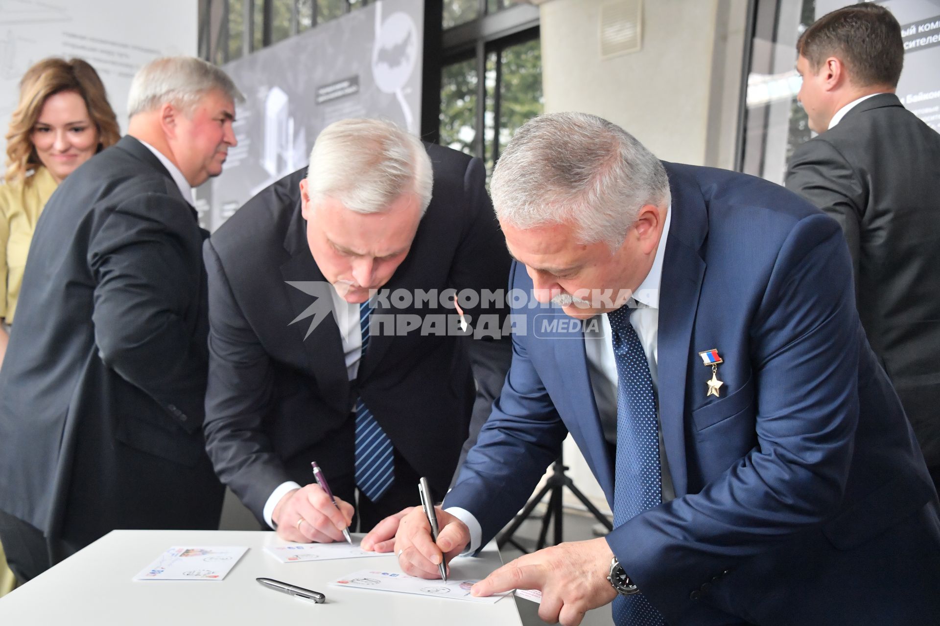 Москва.   Заместитель руководителя Федерального архивного агентства Андрей Юрасов и  президент центра`Космонавтика и авиация` на ВДНХ, летчик-космонавт, герой России Федор Юрчихин (справа)   на открытии историко-документальной зоны, посвященной 65-летию космодрома Байконур, в центре `Космонавтика и авиация ` на ВДНХ.