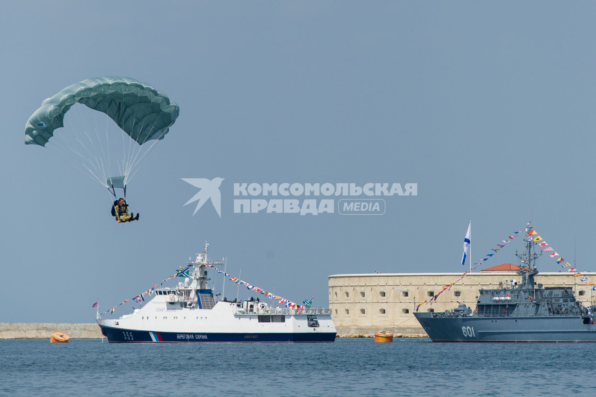 Севастополь. Пограничный сторожевой корабль `Аметист` и корабль противоминной обороны `Иван Антонов` (слева направо)   во время военно-морского парада в честь Дня ВМФ России.