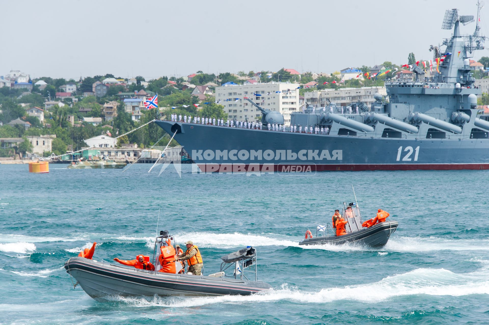 Севастополь. Ракетный крейсер `Москва` во время военно-морского парада в честь Дня ВМФ России.