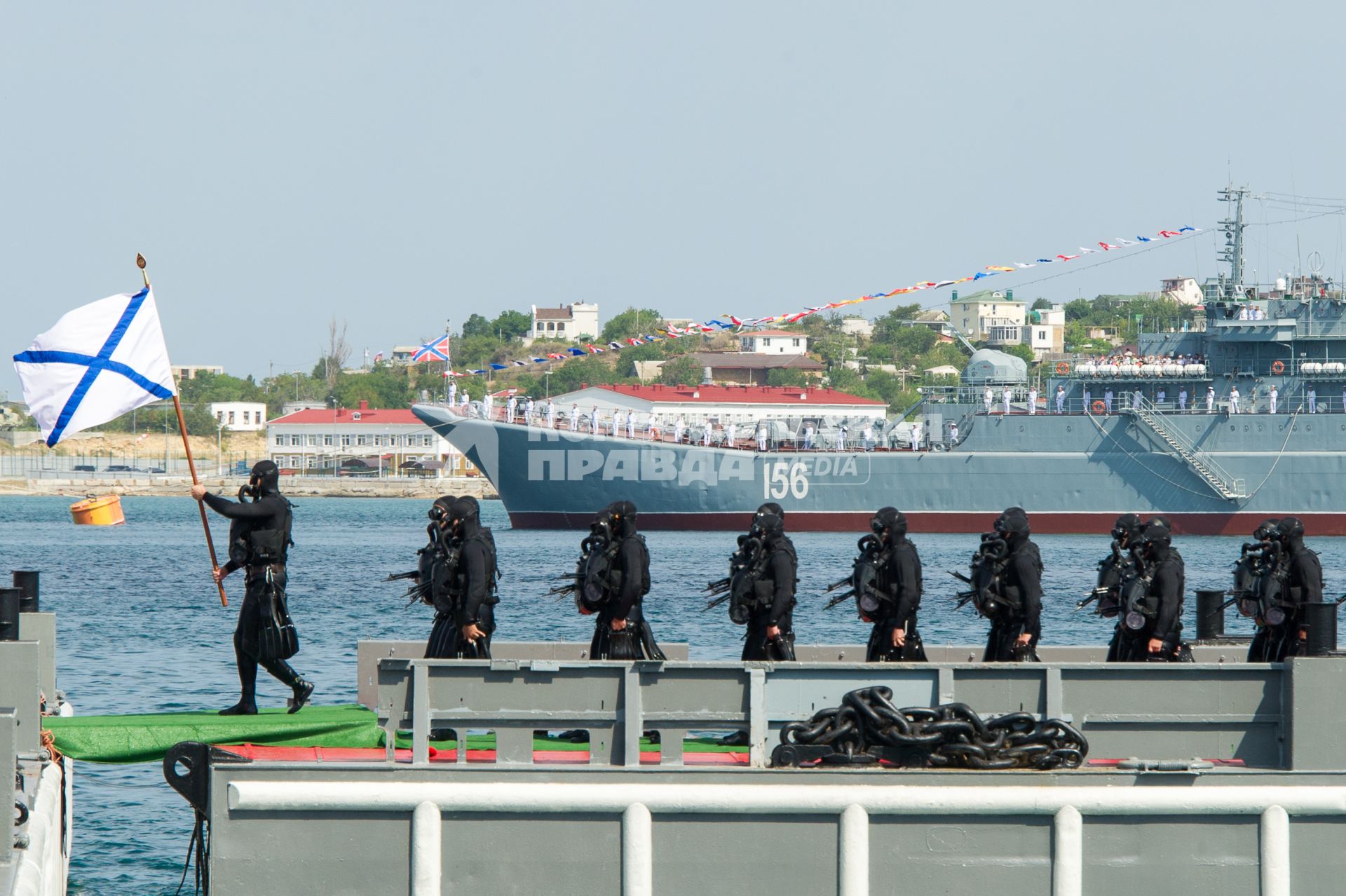 Севастополь.  Подразделение боевых пловцов во время военно-морского парада в честь Дня ВМФ России.