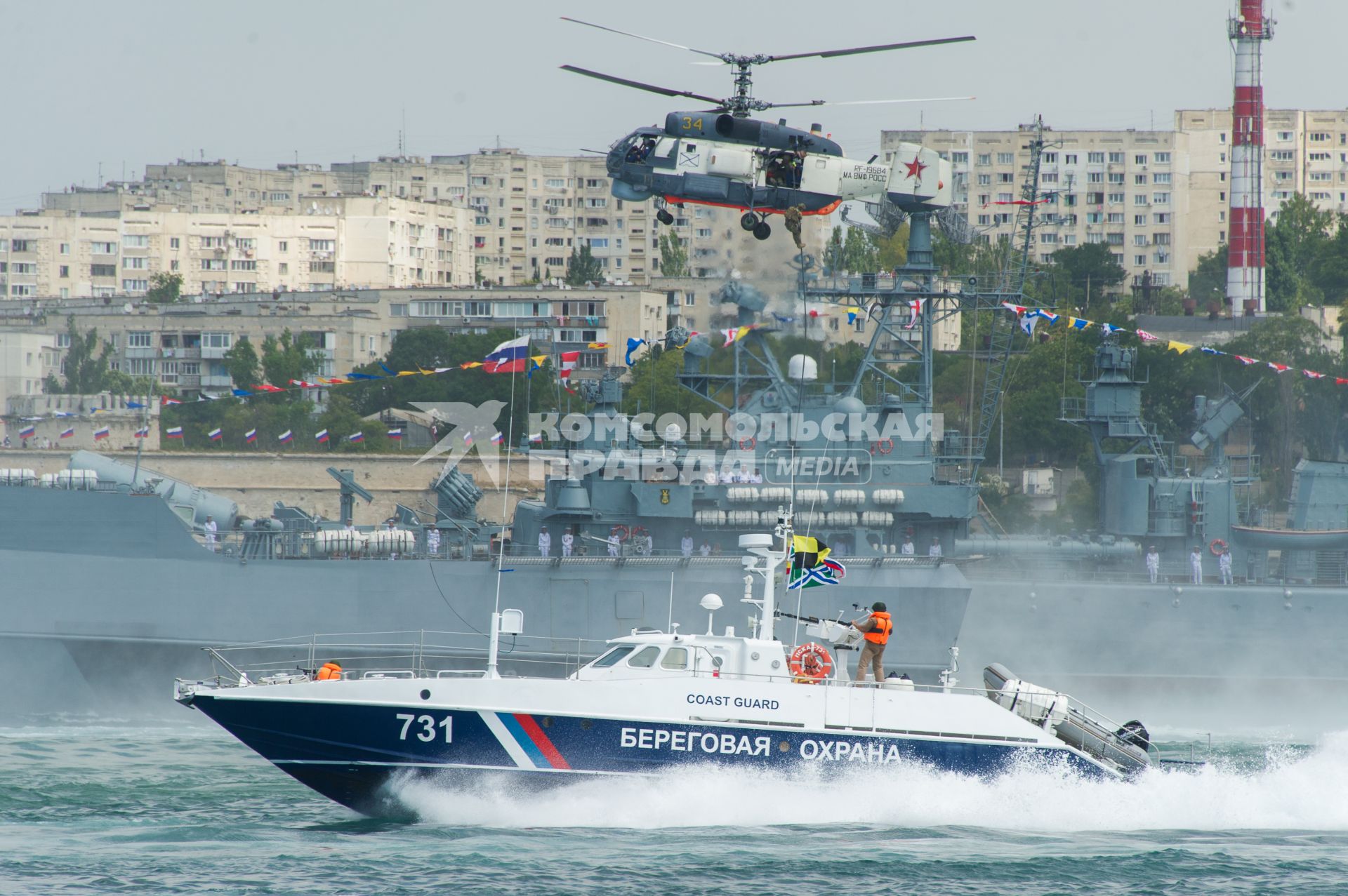 Севастополь.  Палубный вертолет Ка-27 во время военно-морского парада в честь Дня ВМФ России.