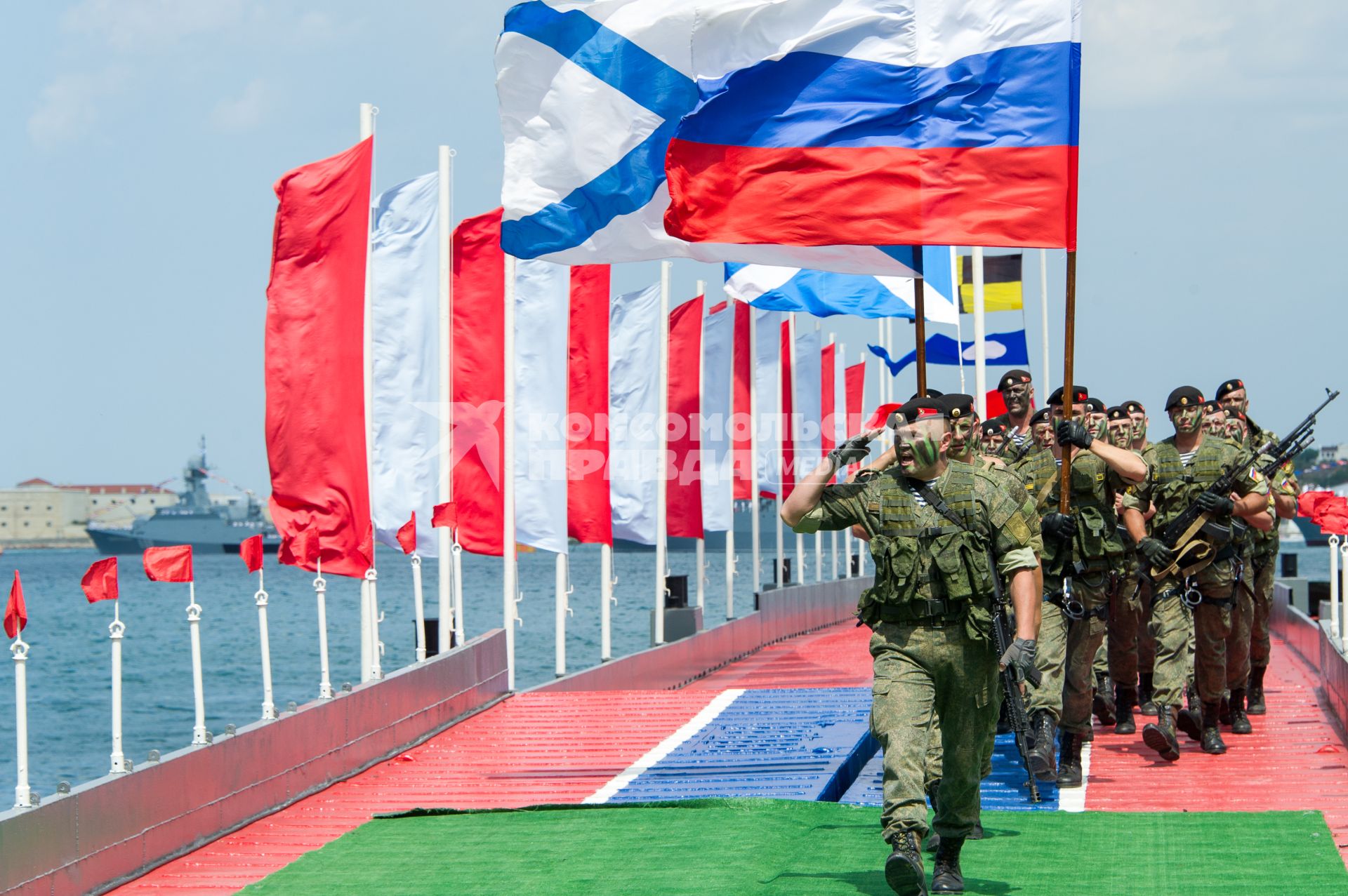 Севастополь. Подразделение морской пехоты во время военно-морского парада в честь Дня ВМФ России.