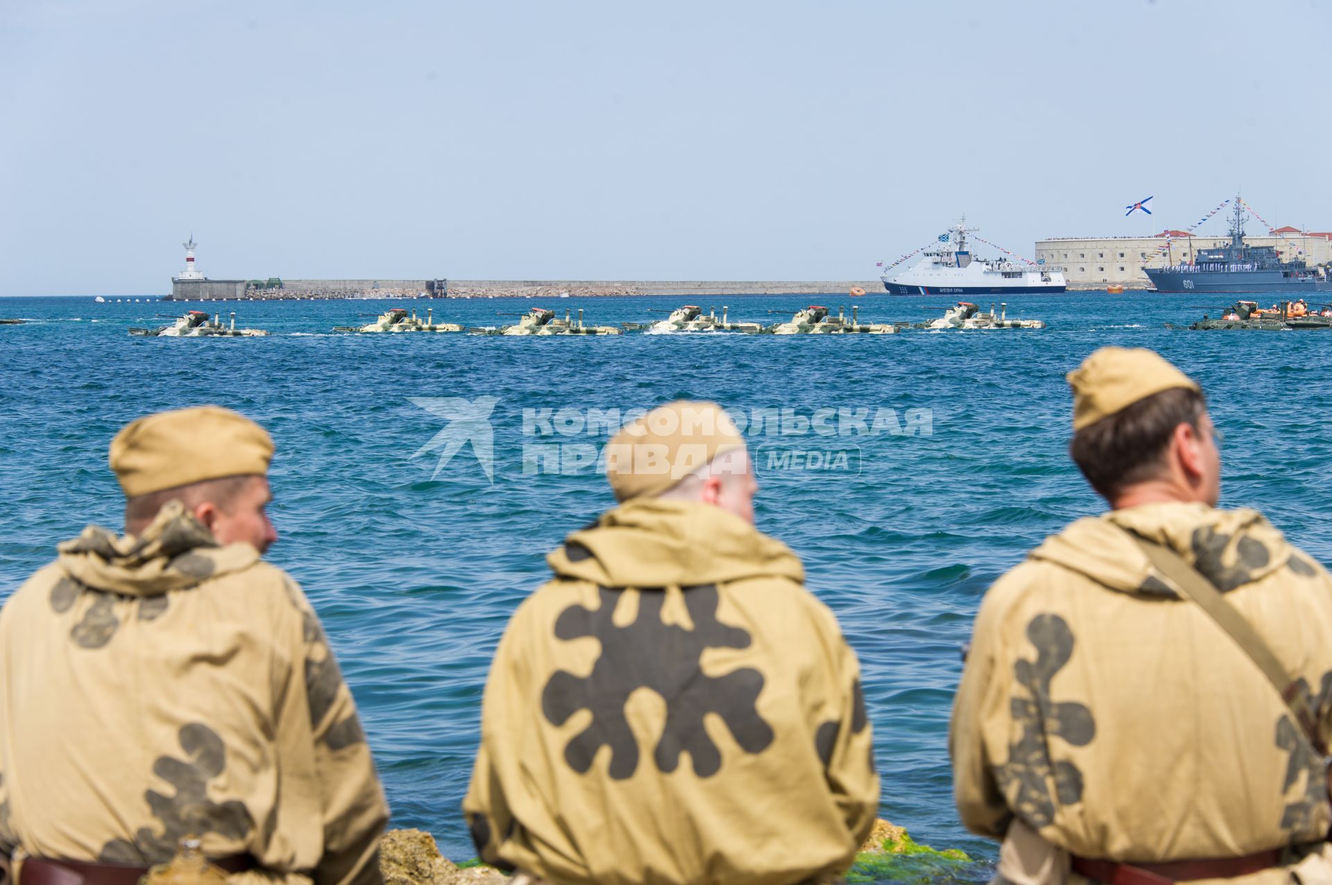 Севастополь.  Бронетранспортеры БТР-82  во время военно-морского парада в честь Дня Военно-морского флота.