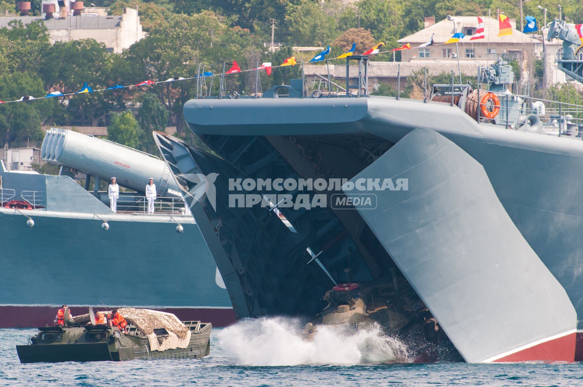 Севастополь. Большой десантный корабль `Калининград` во время военно-морского парада в честь Дня ВМФ России.