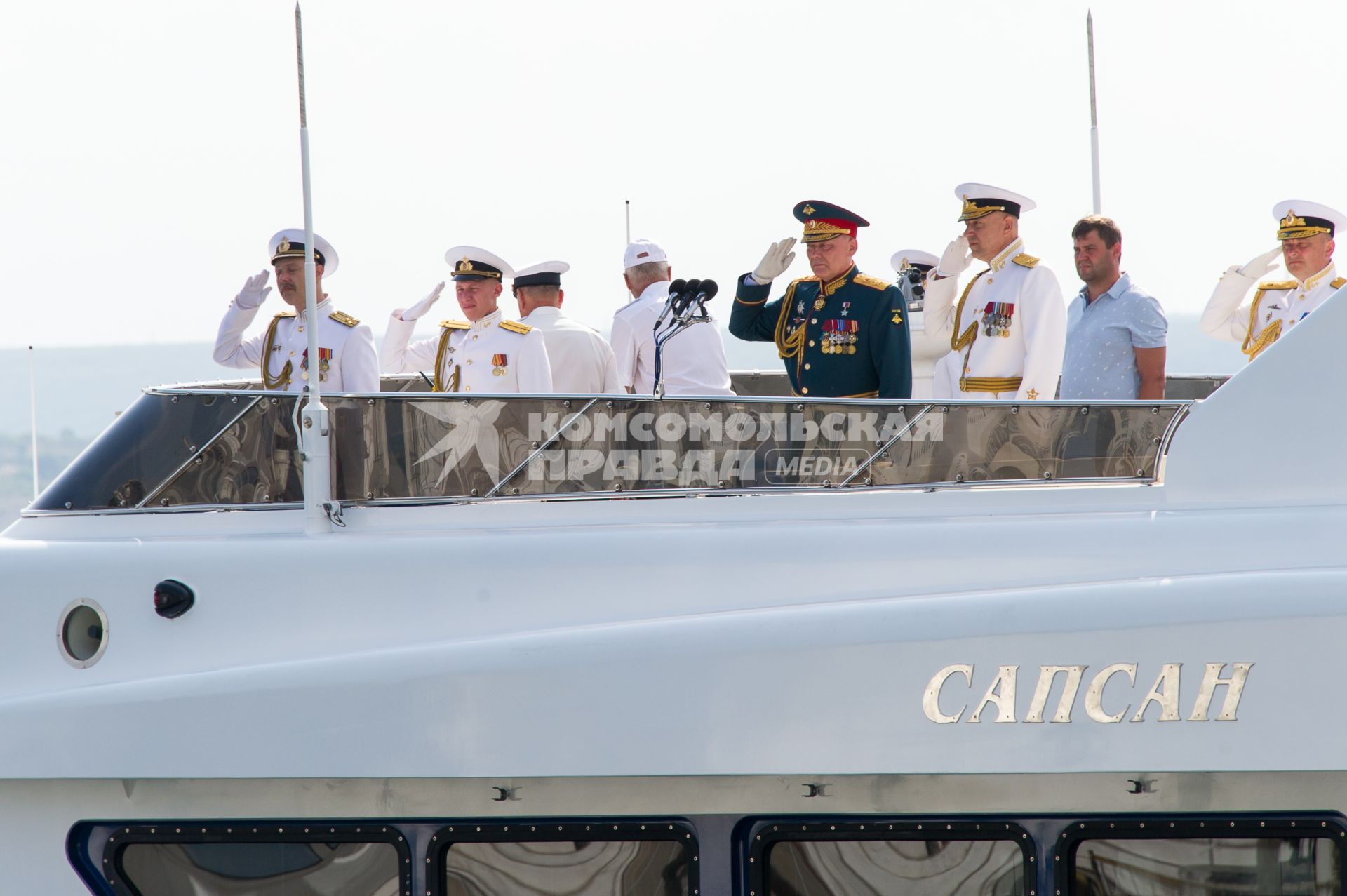 Севастополь. Командующий войсками Южного военного округа Александр Дворников (четвертый справа) перед началом военно-морского парада в честь Дня ВМФ России.