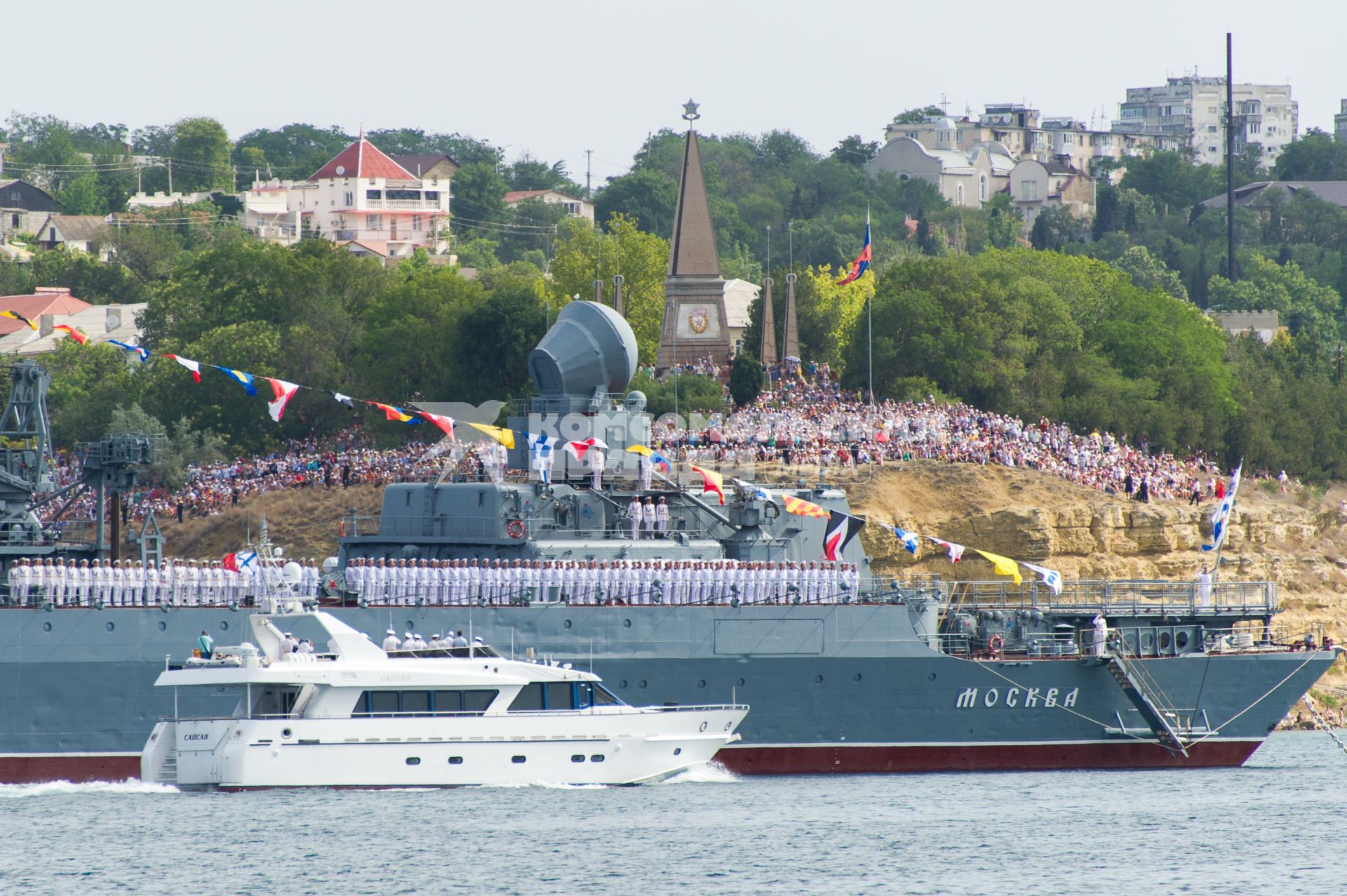 Севастополь. Ракетный крейсер `Москва` во время военно-морского парада в честь Дня Военно-морского флота.