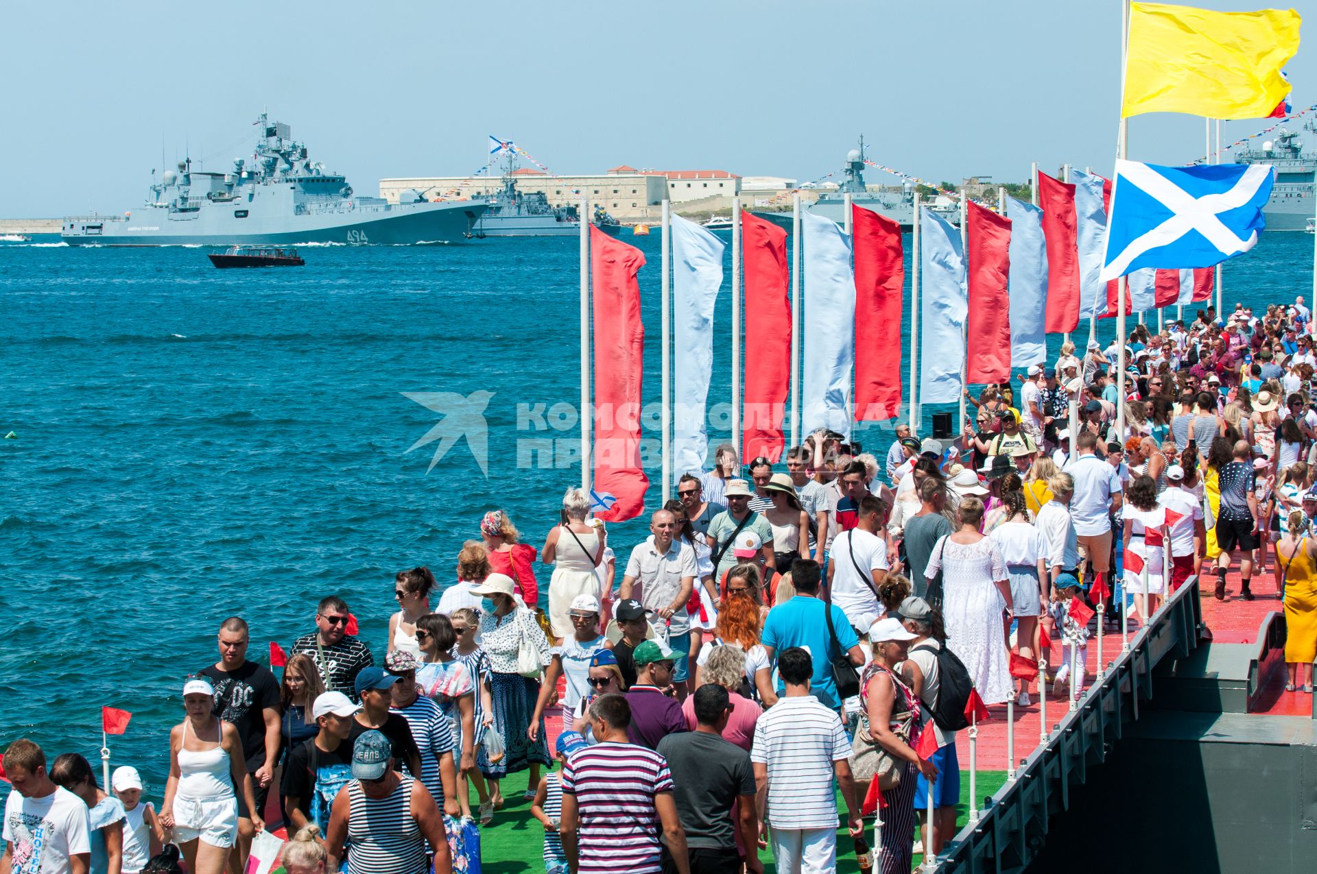 Севастополь. Зрители военно-морского парада в честь Дня ВМФ России.