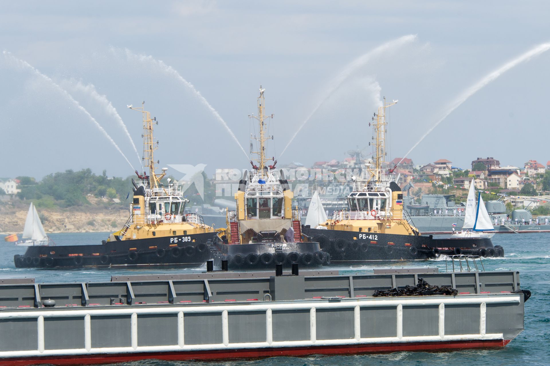 Севастополь.  Рейдовые буксиры во время военно-морского парада в честь Дня ВМФ России.