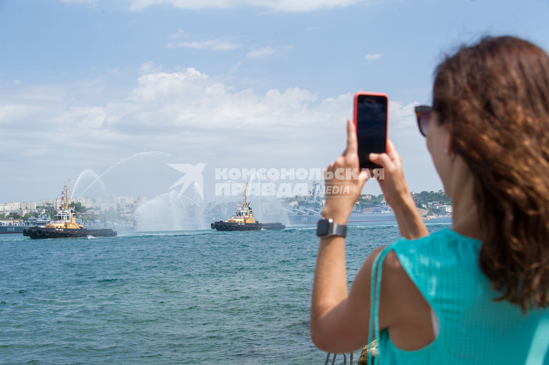 Севастополь.  Спасательные буксиры во время военно-морского парада в честь Дня ВМФ России.