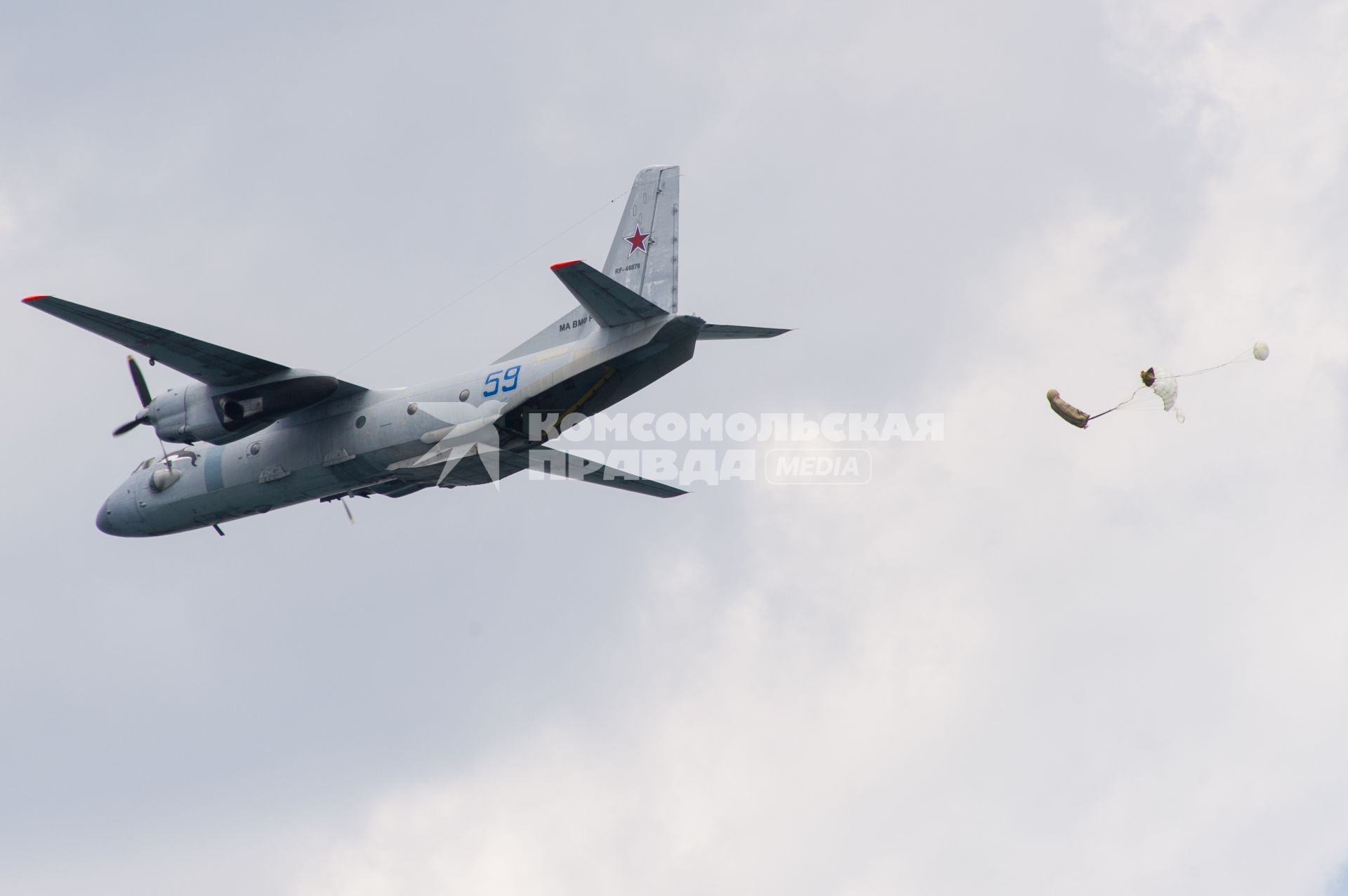 Севастополь. Самолет АН-26  во время военно-морского парада в честь Дня Военно-морского флота.