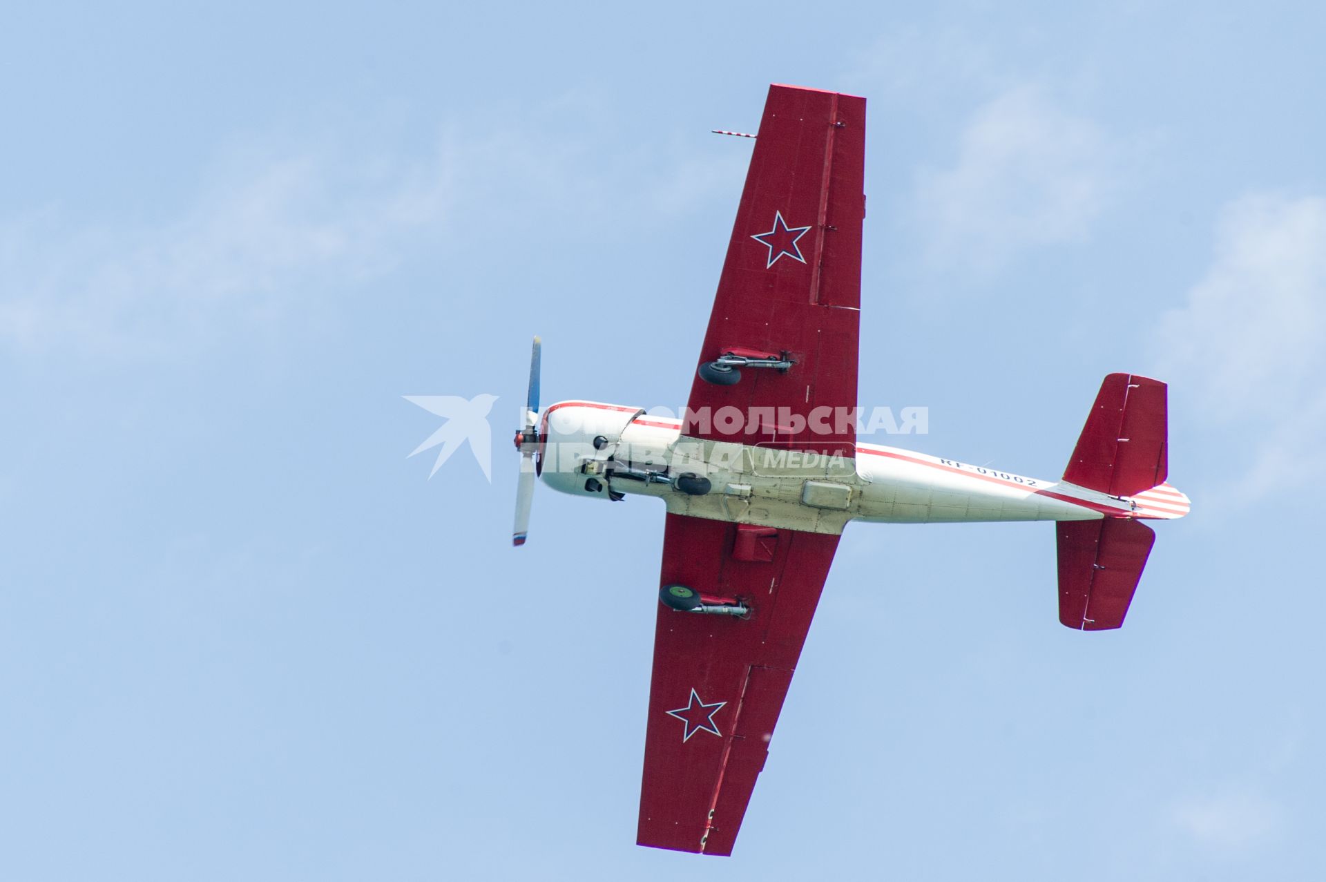 Севастополь. Самолет Як-52 во время военно-морского парада в честь Дня Военно-морского флота.