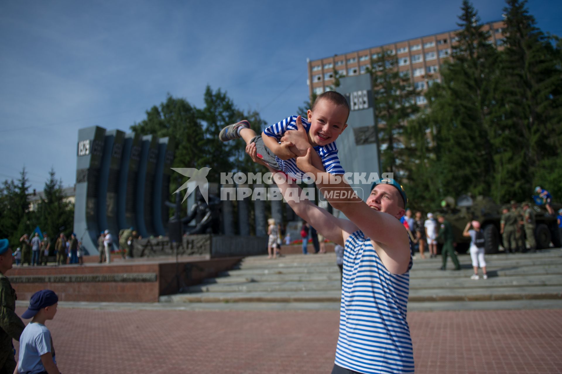 Екатеринбург. Десантники и ветераны воздушно-десантных войск перед началом церемонии памяти, у мемориала \'Черный тюльпан\', во время празднования дня ВДВ