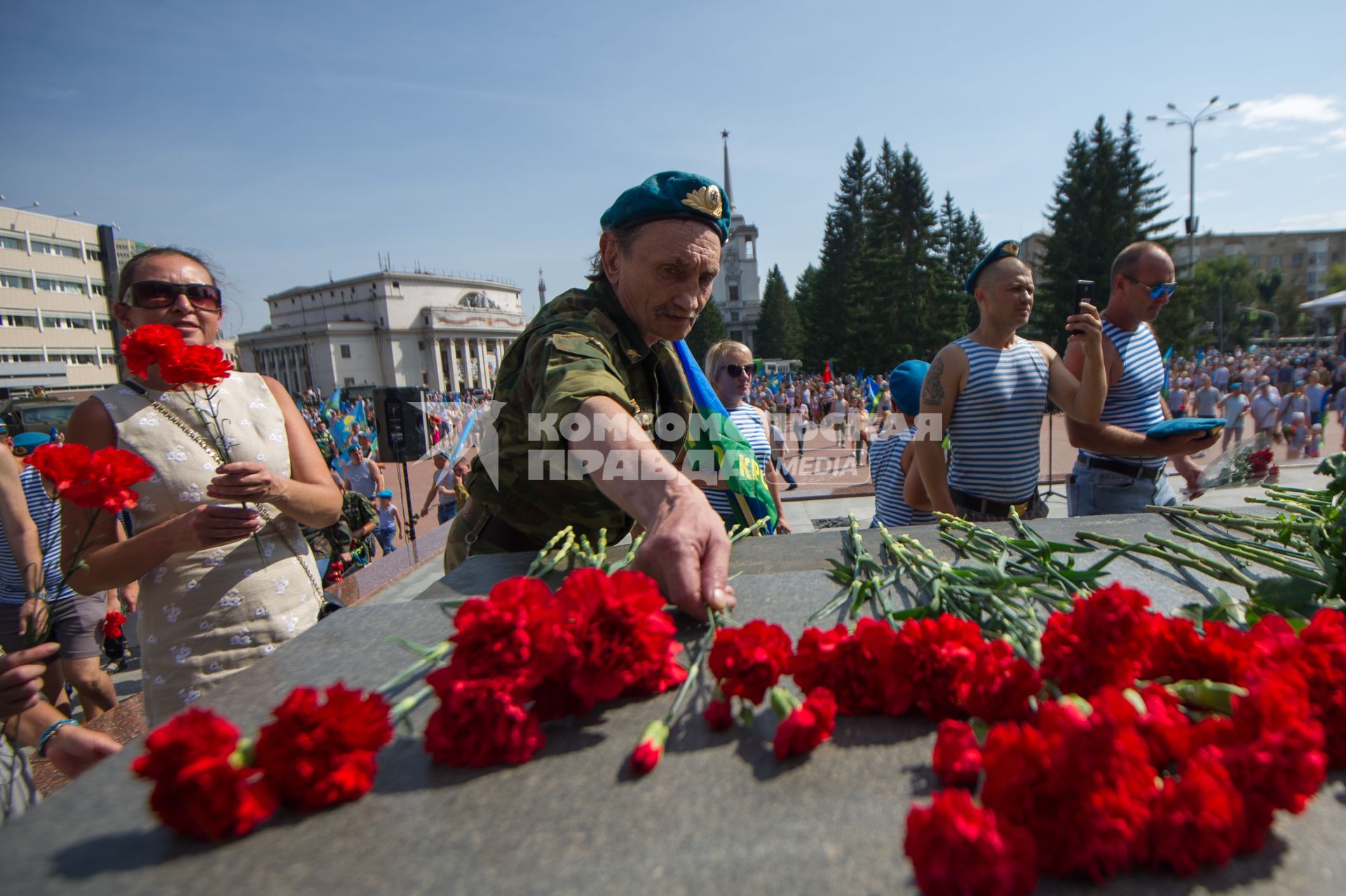 Екатеринбург. Десантники и ветераны воздушно-десантных войск возлагают цветы к мемориалу \'Черный тюльпан\', во время празднования дня ВДВ