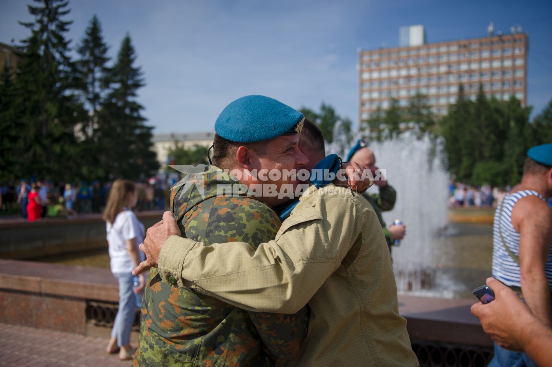 Екатеринбург. Десантники и ветераны воздушно-десантных войск перед началом церемонии памяти, у мемориала \'Черный тюльпан\', во время празднования дня ВДВ