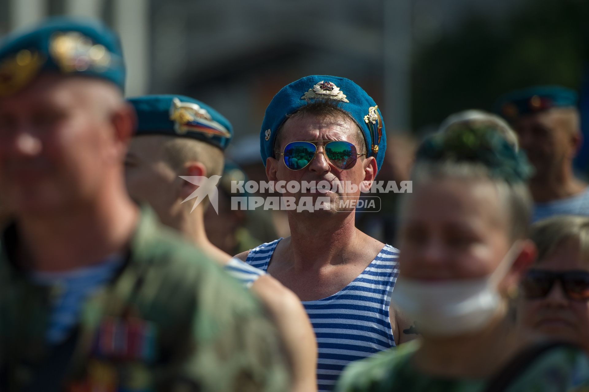 Екатеринбург. Десантники и ветераны воздушно-десантных войск перед началом церемонии памяти, у мемориала \'Черный тюльпан\', во время празднования дня ВДВ