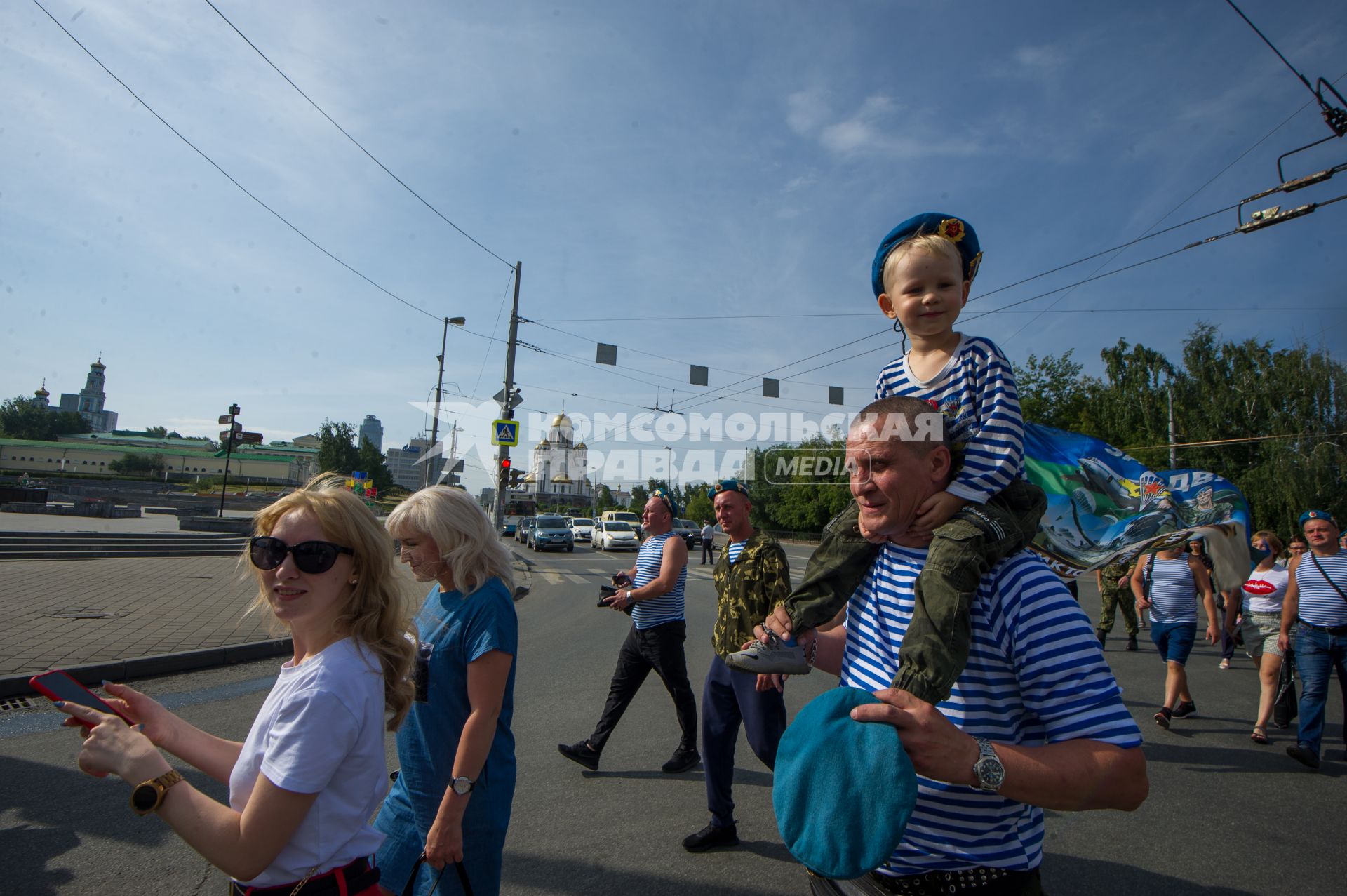 Екатеринбург. Шествие десантников и ветеранов воздушно-десантных войск во время празднования дня ВДВ