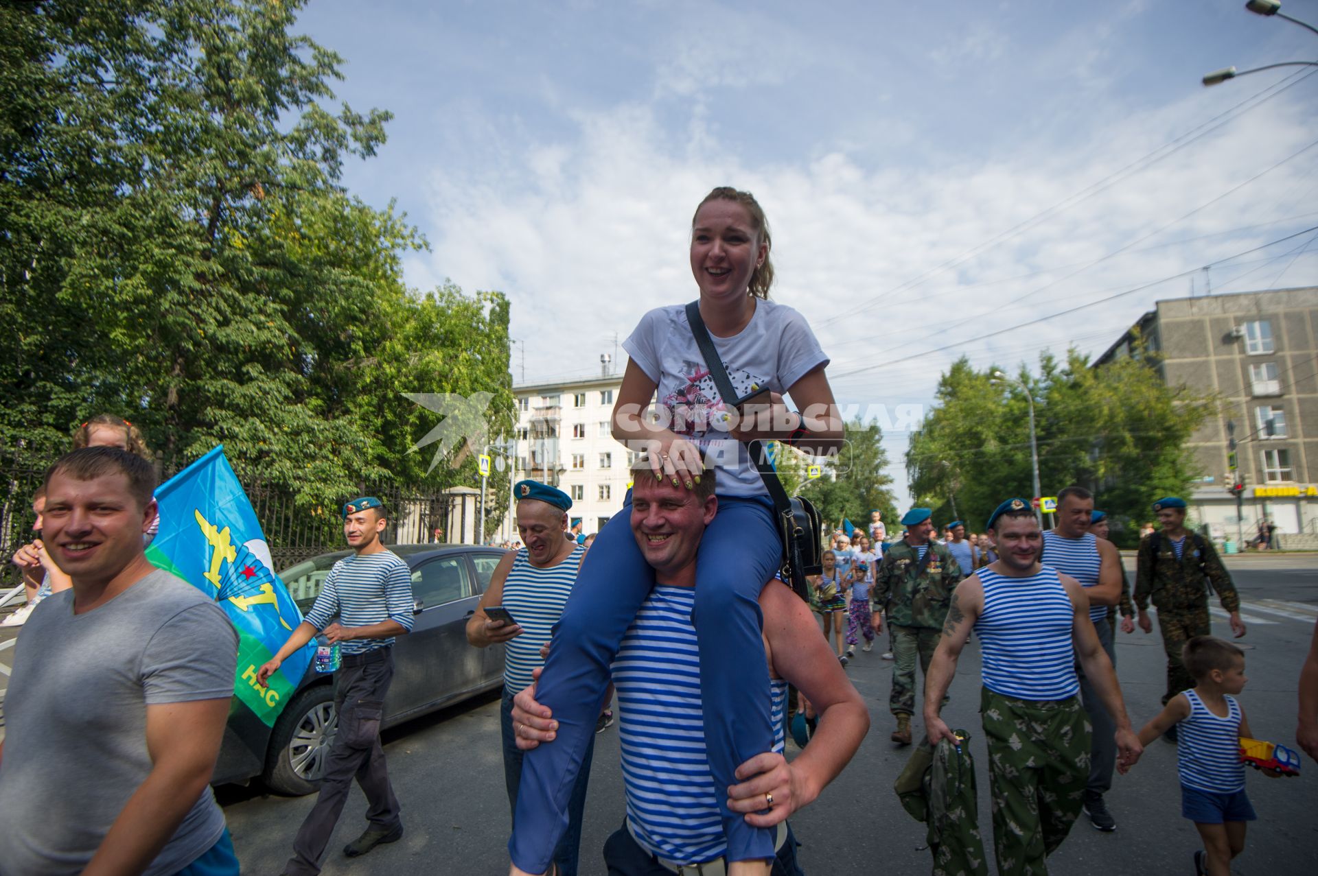 Екатеринбург. Шествие десантников и ветеранов воздушно-десантных войск во время празднования дня ВДВ