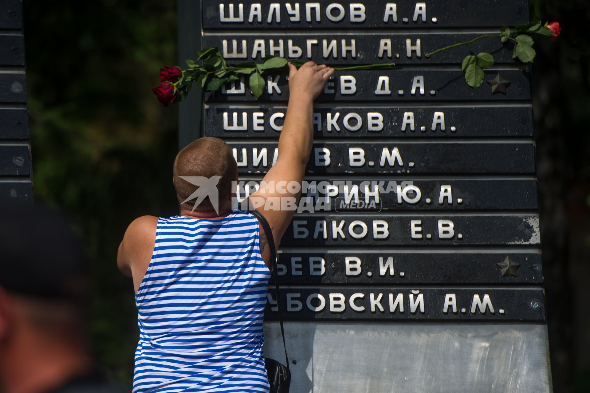 Екатеринбург. Десантники и ветераны воздушно-десантных войск возлагают цветы к мемориалу \'Черный тюльпан\', во время празднования дня ВДВ