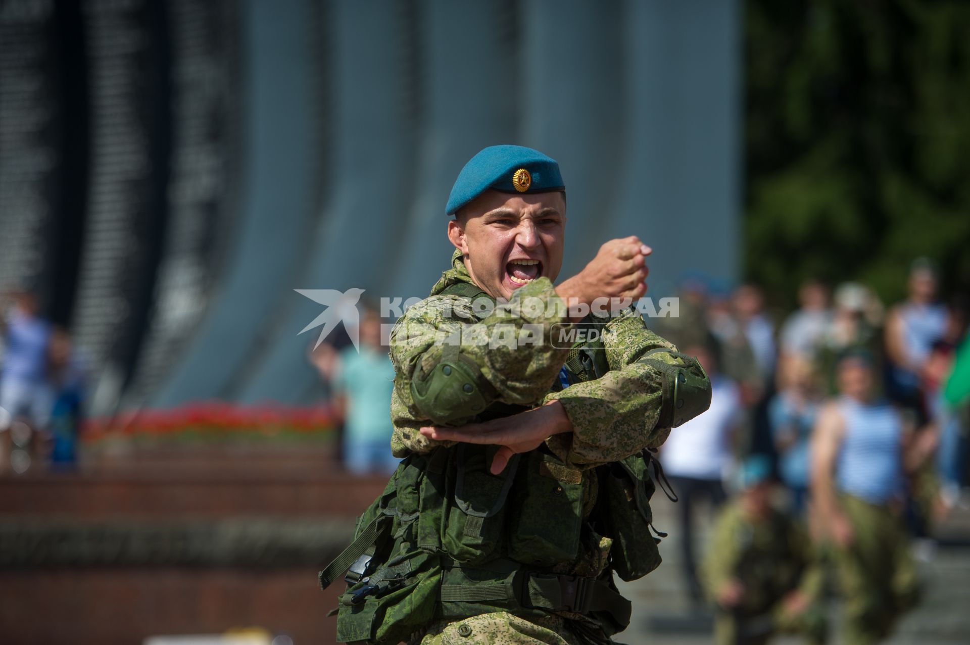 Екатеринбург. Показательное выступление бойцов ВДВ перед началом церемонии памяти, у мемориала \'Черный тюльпан\', во время празднования дня ВДВ.