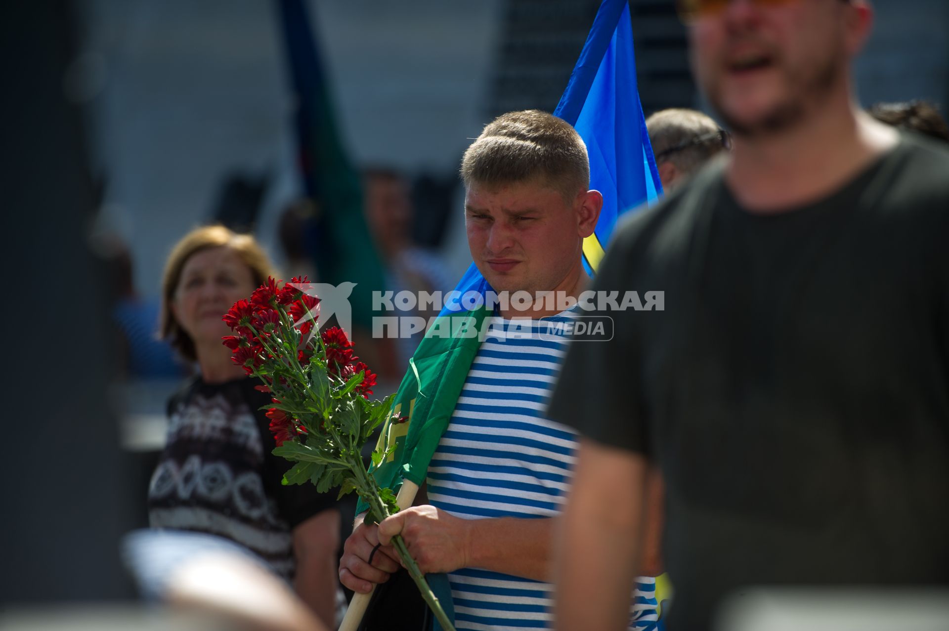 Екатеринбург. Десантники и ветераны воздушно-десантных войск возлагают цветы к мемориалу \'Черный тюльпан\', во время празднования дня ВДВ