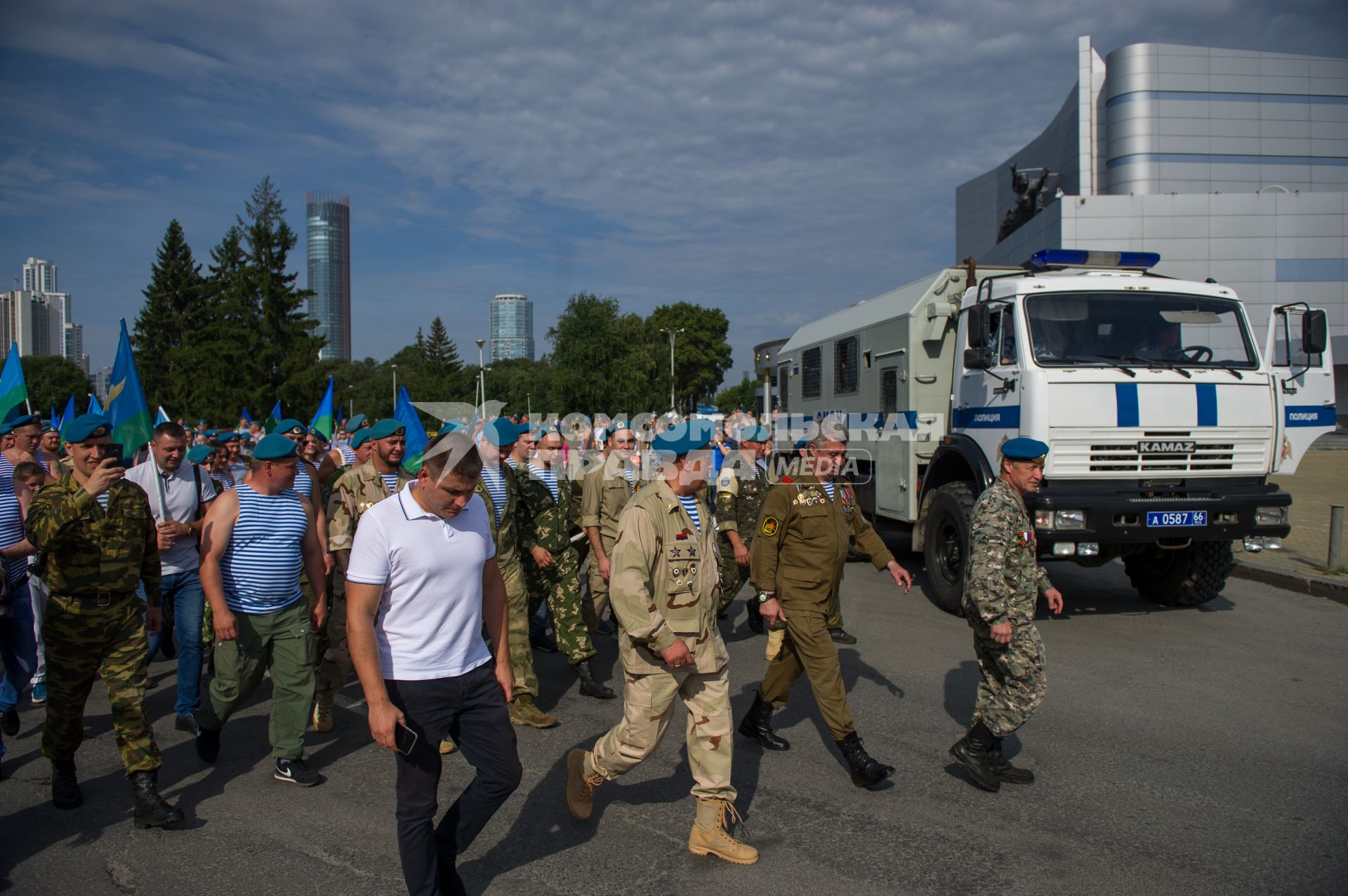 Екатеринбург. Шествие десантников и ветеранов воздушно-десантных войск во время празднования дня ВДВ