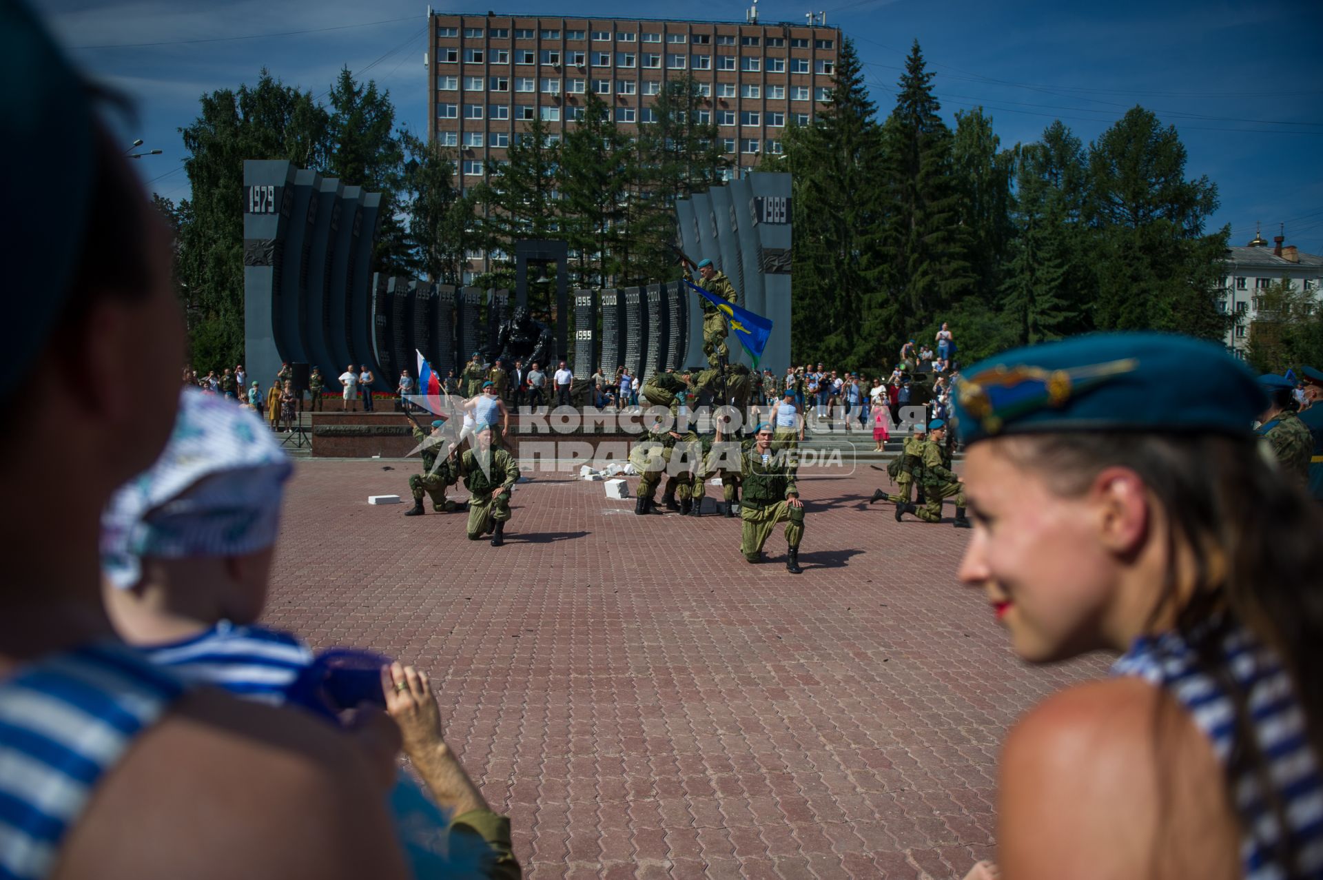 Екатеринбург. Показательное выступление бойцов ВДВ перед началом церемонии памяти, у мемориала \'Черный тюльпан\', во время празднования дня ВДВ.