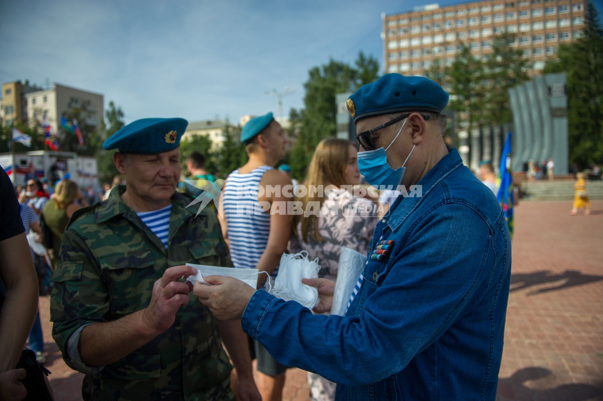 Екатеринбург. Десантники и ветераны воздушно-десантных войск перед началом церемонии памяти, у мемориала \'Черный тюльпан\', во время празднования дня ВДВ. Ветеран ВДВ раздает медицинские маски