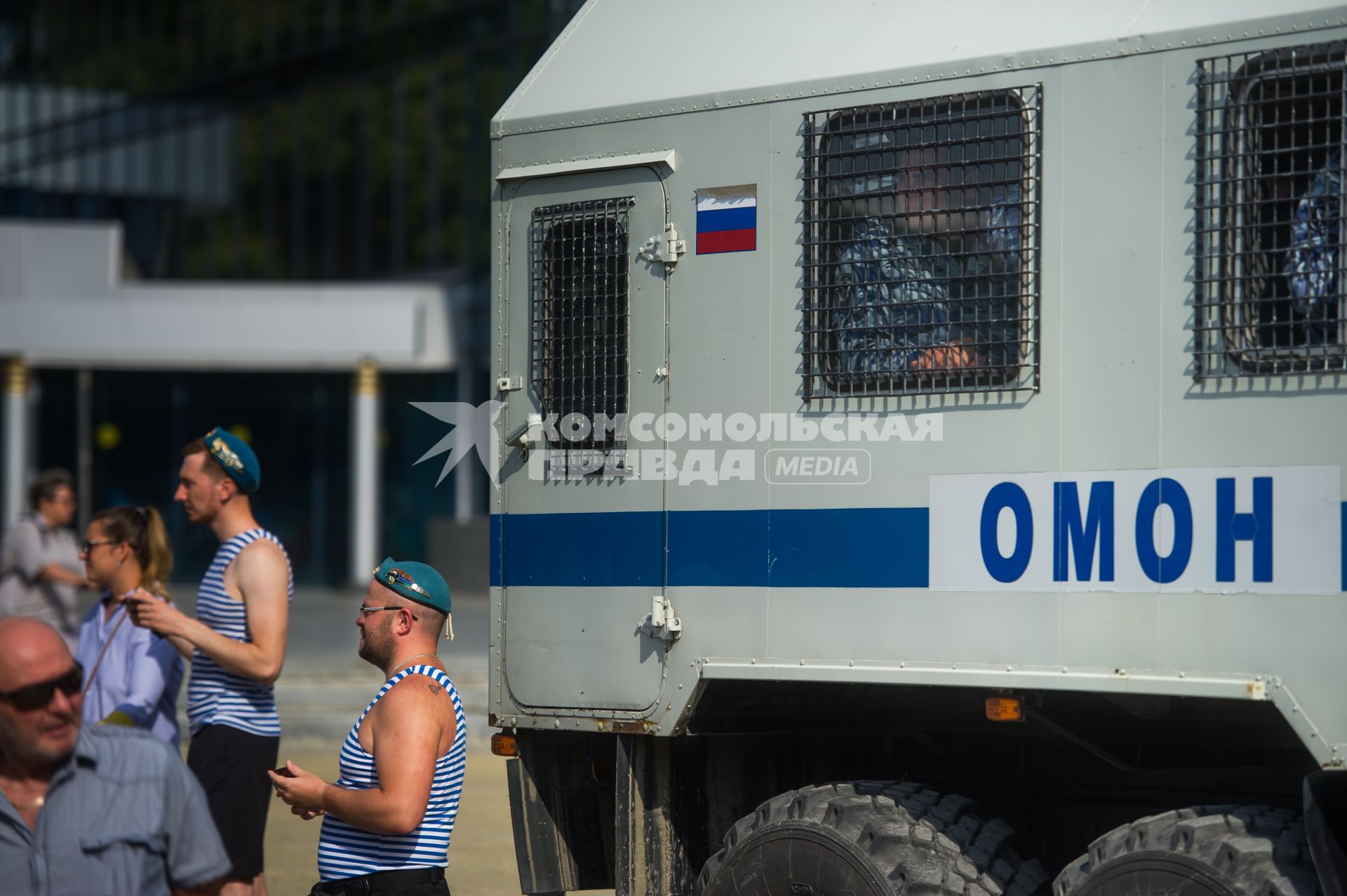 Екатеринбург. Десантник у машины ОМОН во время празднования дня ВДВ