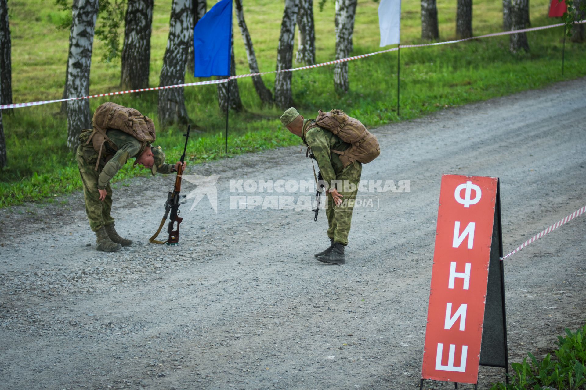 Новосибирск. Военнослужащие во время прохождения `Тропы разведчика` на этапе международного конкурса `Отличники войсковой разведки`   на полигоне.