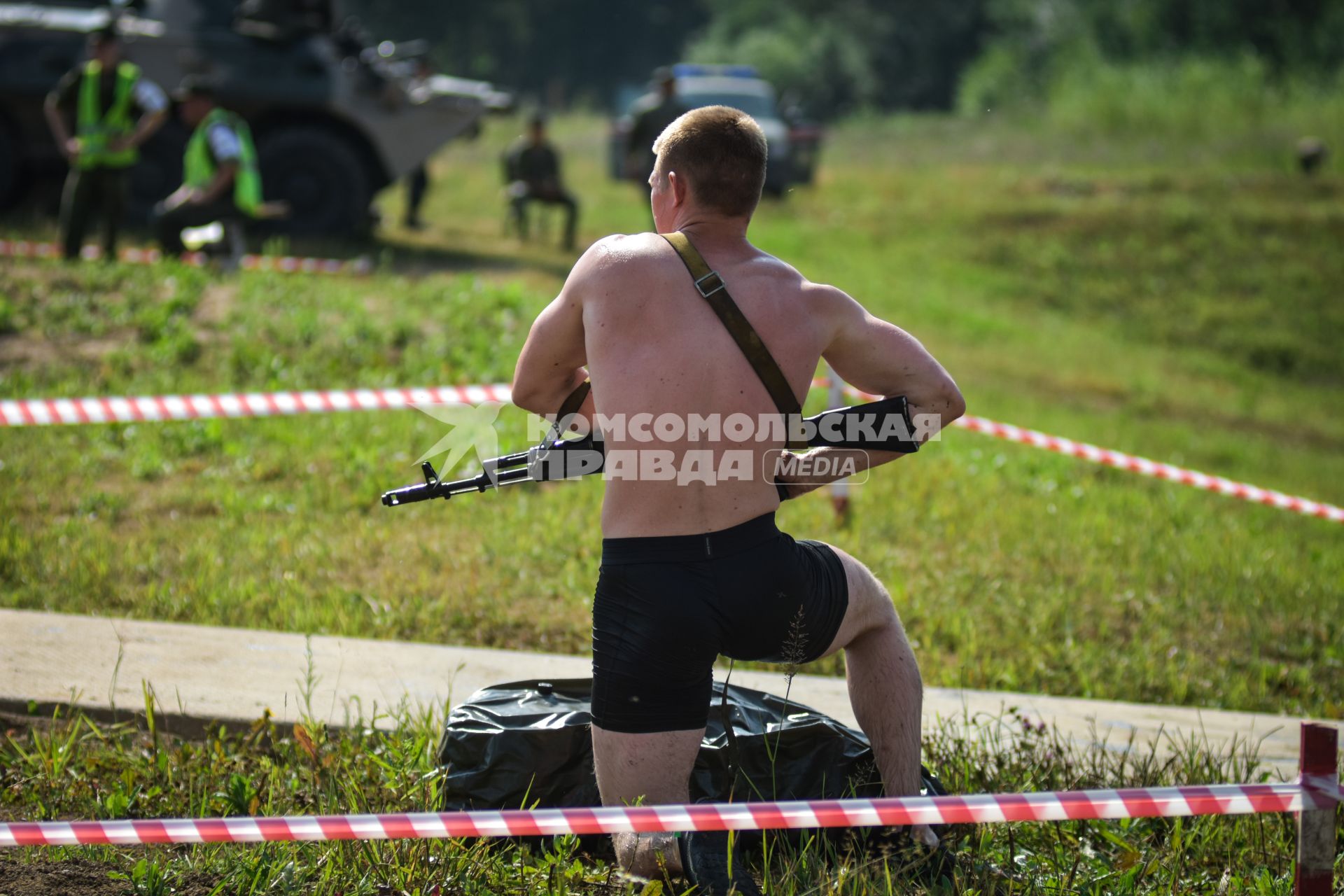 Новосибирск. Военнослужащий во время прохождения `Тропы разведчика` на этапе международного конкурса `Отличники войсковой разведки`   на полигоне.