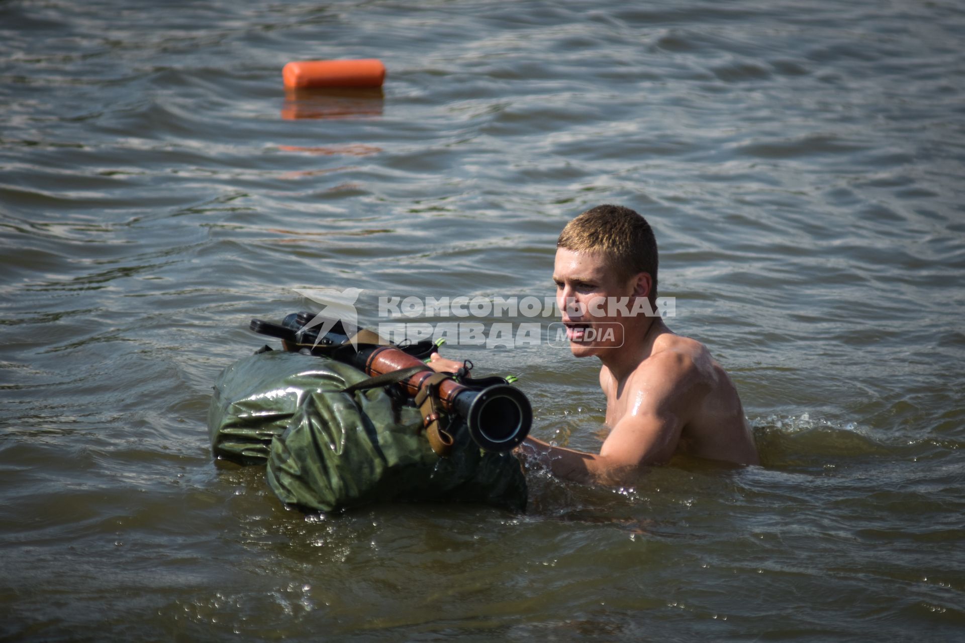 Новосибирск. Военнослужащий во время прохождения `Тропы разведчика` на этапе международного конкурса `Отличники войсковой разведки`   на полигоне.