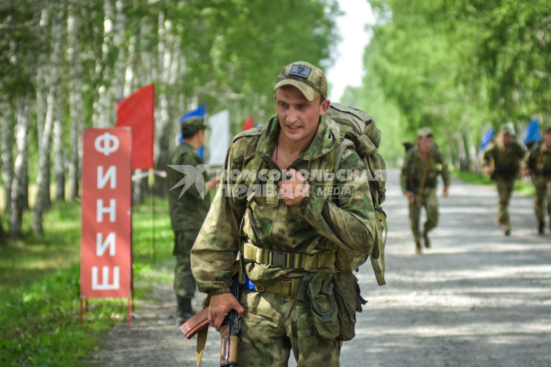 Новосибирск. Военнослужащие во время прохождения `Тропы разведчика` на этапе международного конкурса `Отличники войсковой разведки`   на полигоне.