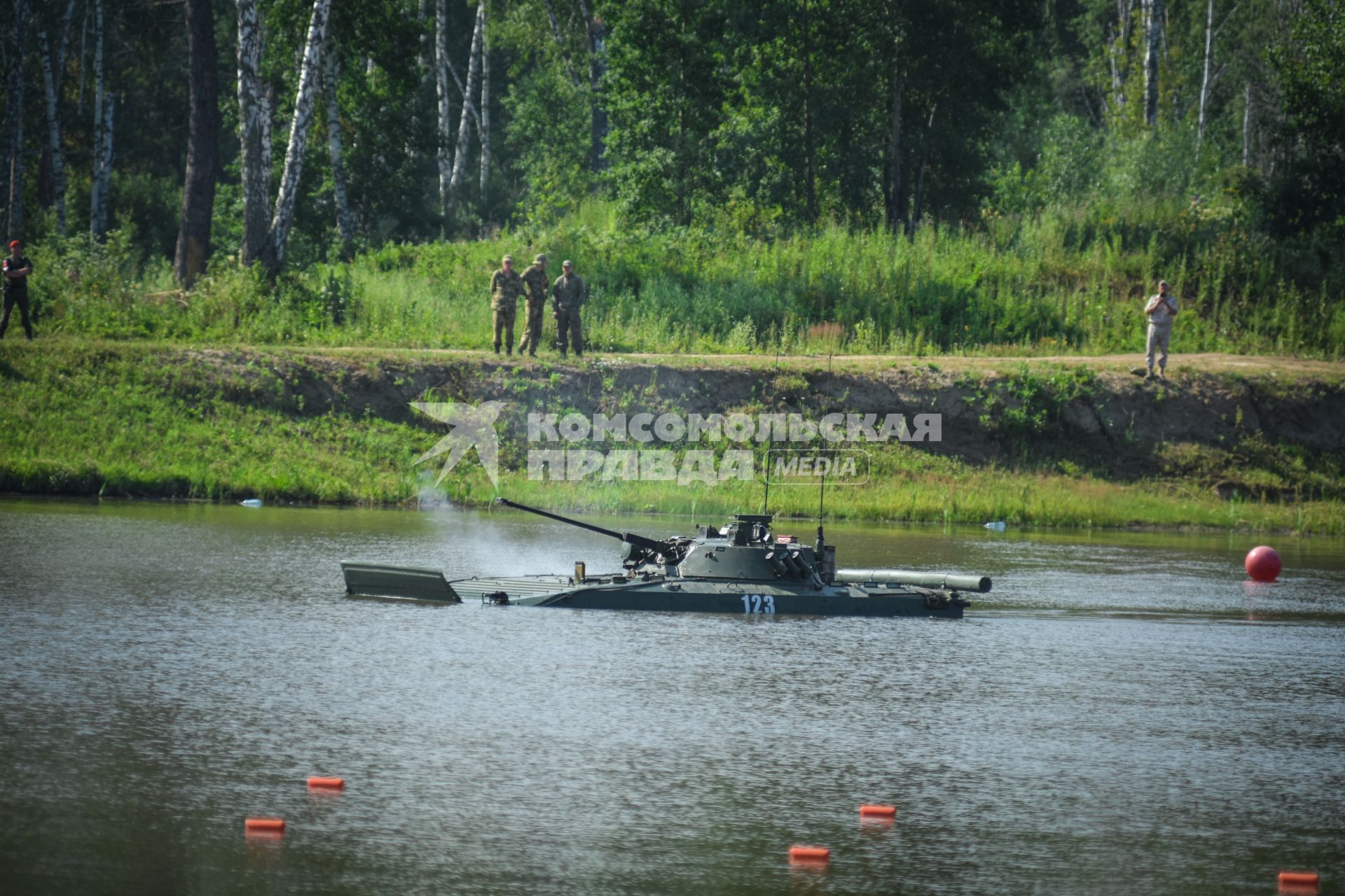 Новосибирск. Военная техника преодолевает водную преграду во время  международного конкурса `Отличники войсковой разведки`   на полигоне.