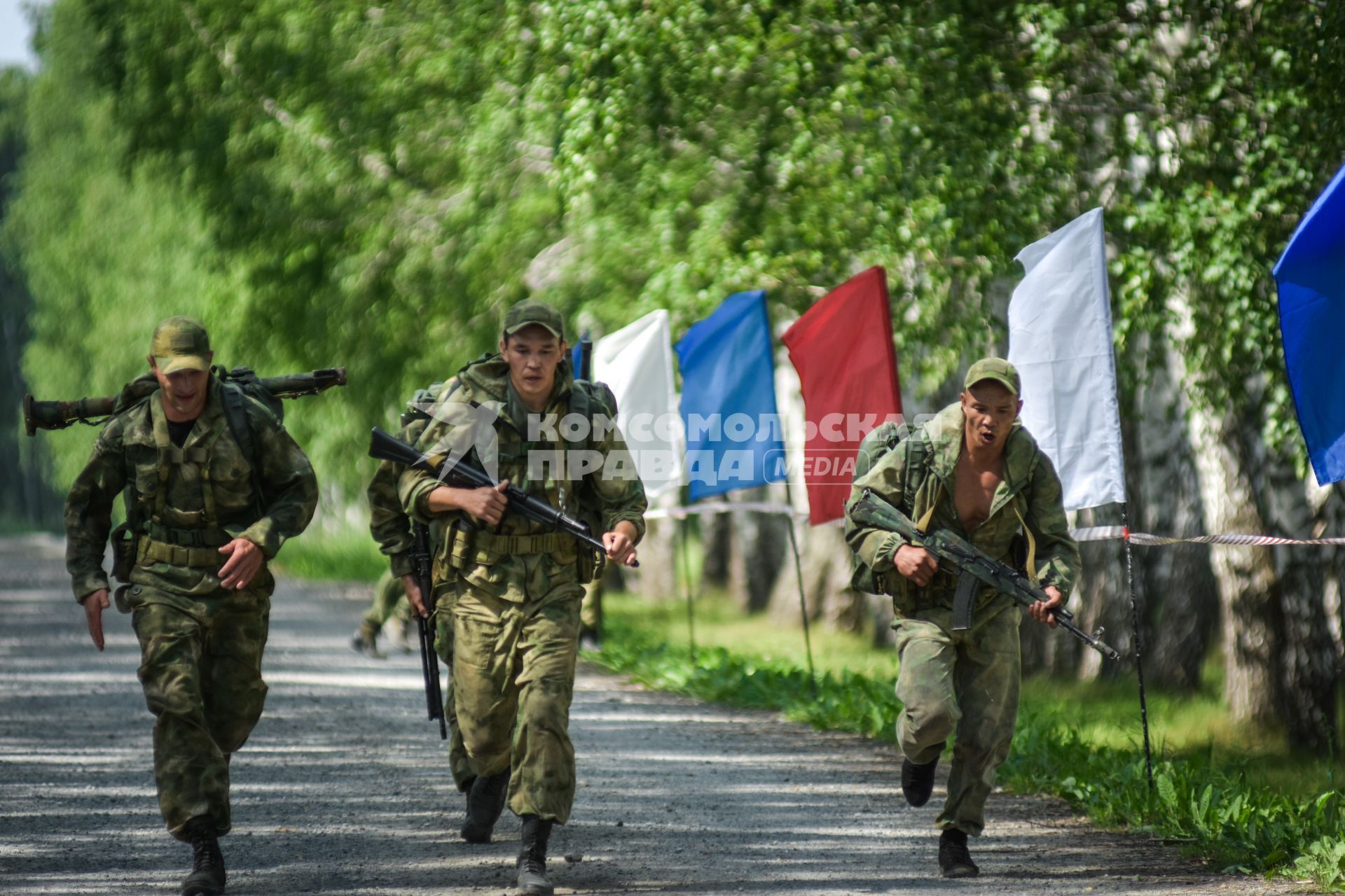 Новосибирск. Военнослужащие во время прохождения `Тропы разведчика` на этапе международного конкурса `Отличники войсковой разведки`   на полигоне.