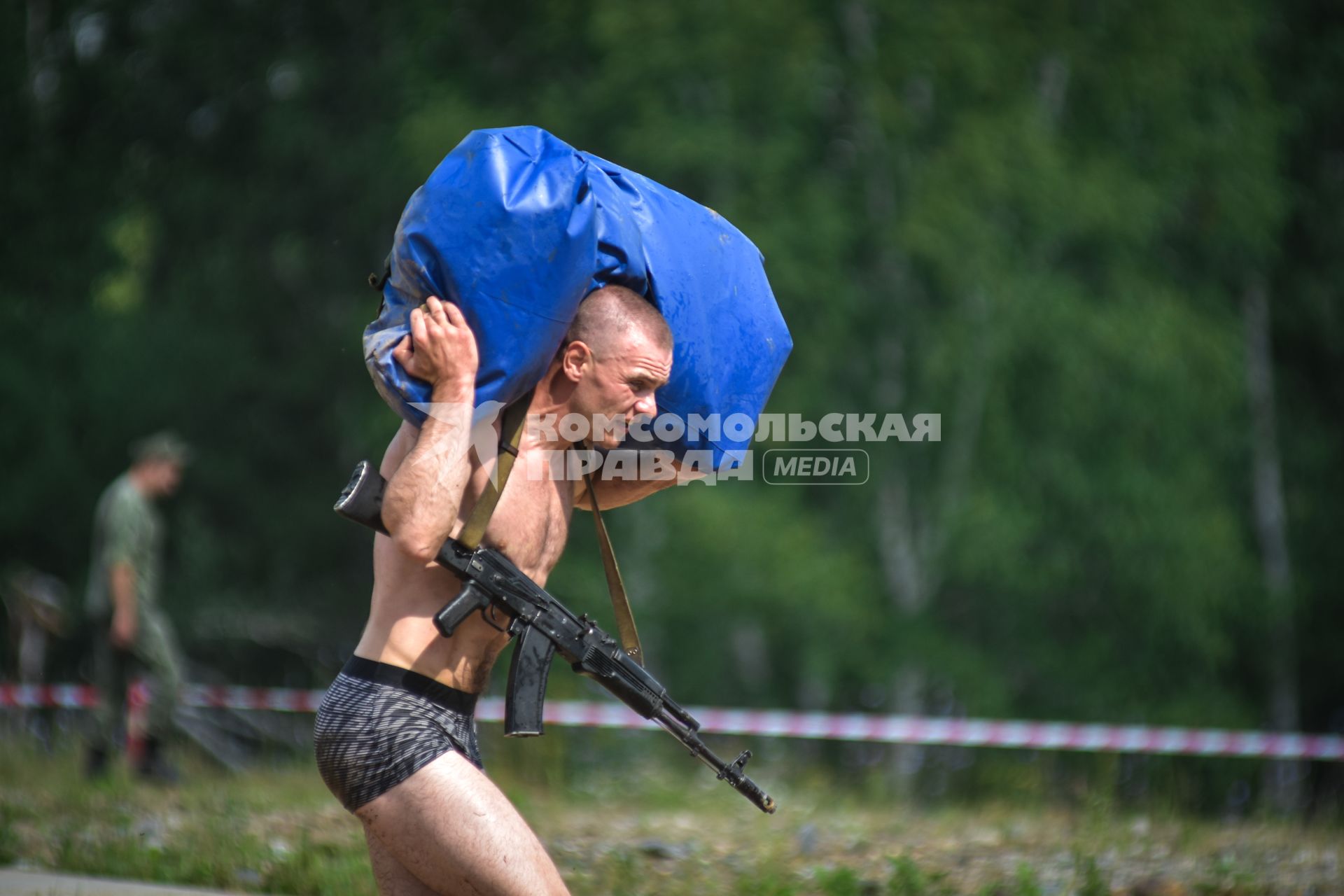 Новосибирск. Военнослужащий во время прохождения `Тропы разведчика` на этапе международного конкурса `Отличники войсковой разведки`   на полигоне.