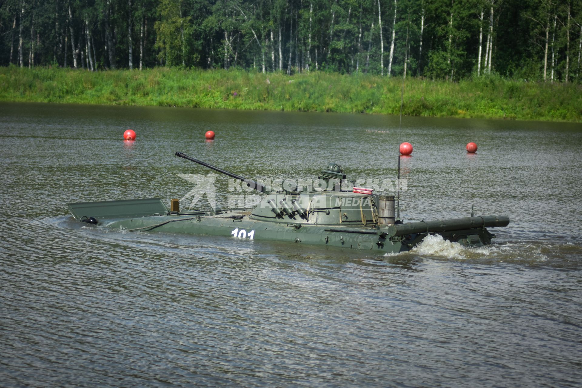 Новосибирск. Военная техника преодолевает водную преграду  во время  международного конкурса `Отличники войсковой разведки`   на полигоне.