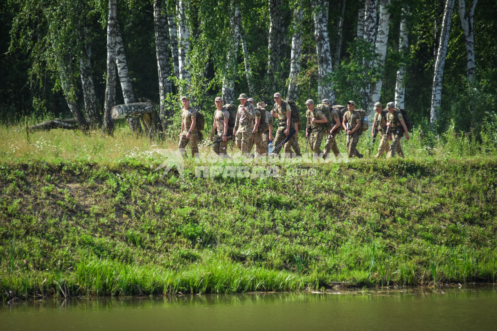 Новосибирск. Военнослужащие во время прохождения `Тропы разведчика` на этапе международного конкурса `Отличники войсковой разведки`   на полигоне.