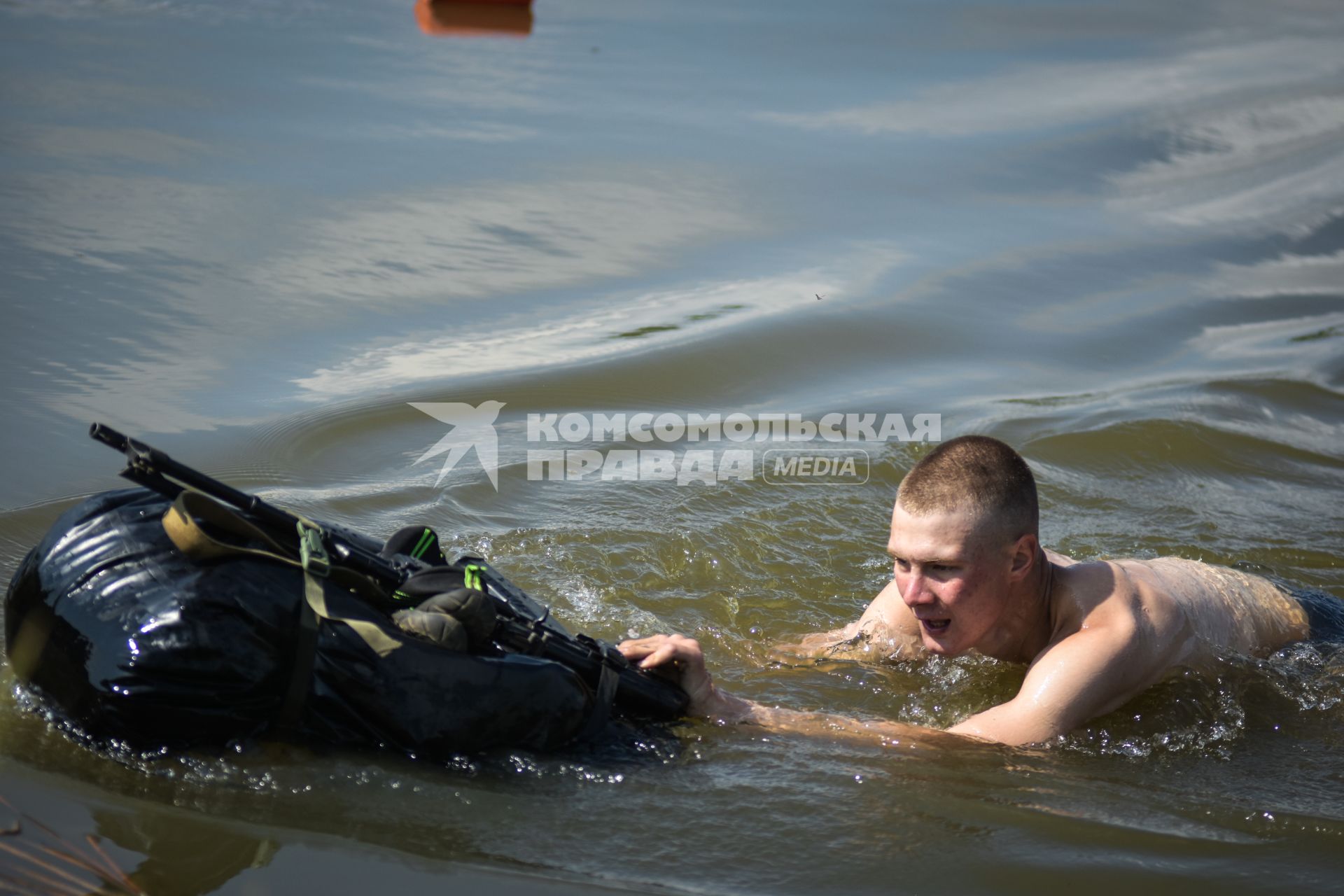 Новосибирск. Военнослужащий во время прохождения `Тропы разведчика` на этапе международного конкурса `Отличники войсковой разведки`   на полигоне.