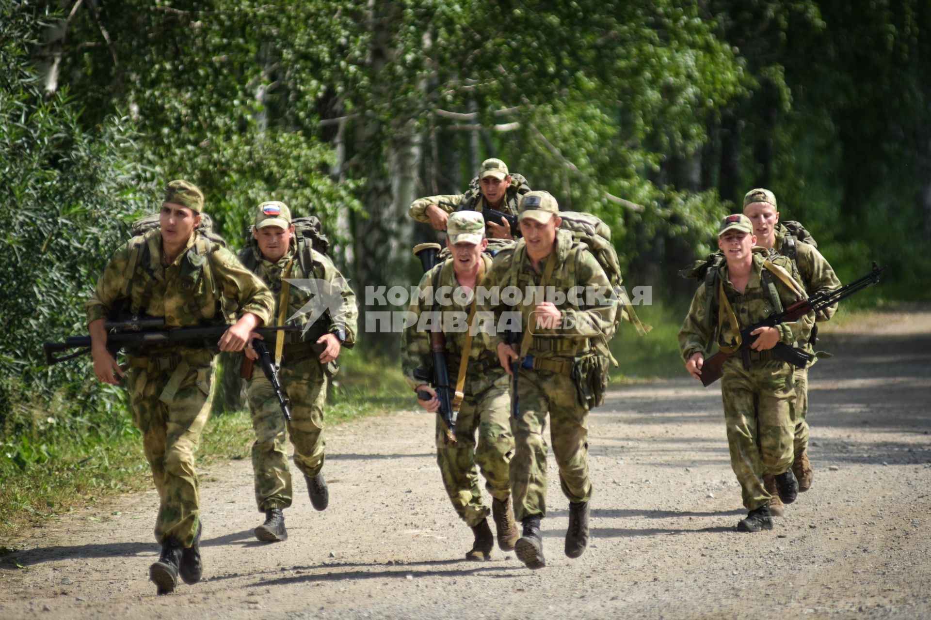 Новосибирск. Военнослужащие во время прохождения `Тропы разведчика` на этапе международного конкурса `Отличники войсковой разведки`   на полигоне.