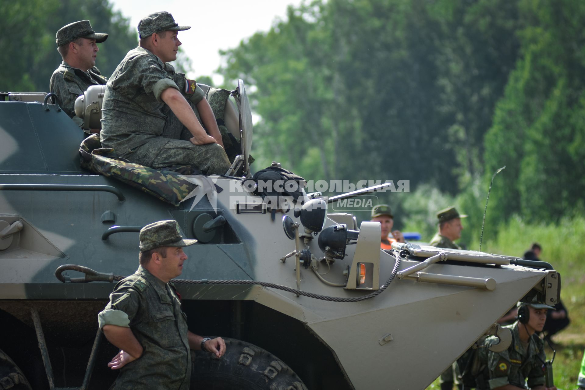 Новосибирск. Военная техника   во время  международного конкурса `Отличники войсковой разведки`   на полигоне.