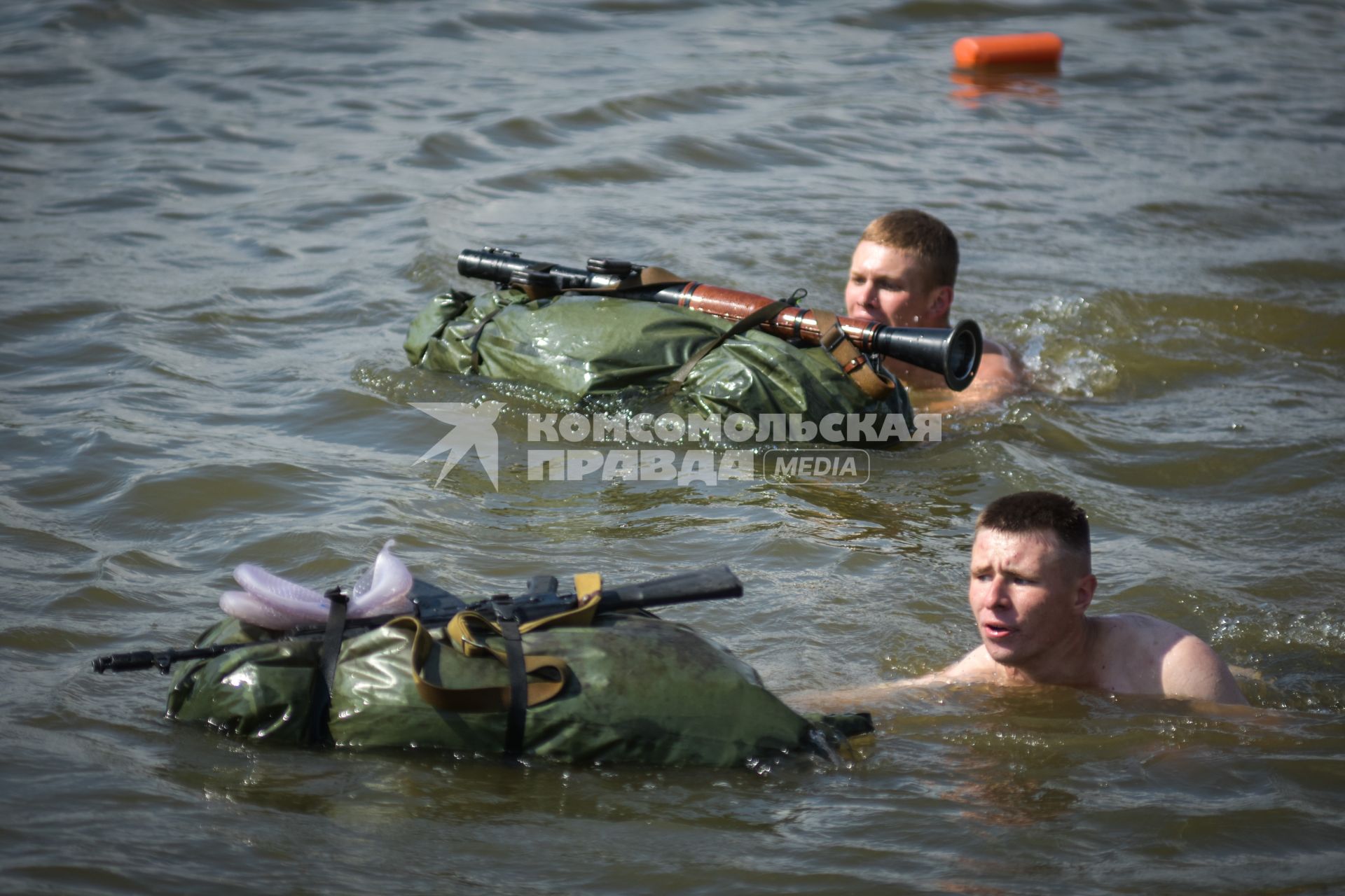 Новосибирск. Военнослужащие во время прохождения `Тропы разведчика` на этапе международного конкурса `Отличники войсковой разведки`   на полигоне.