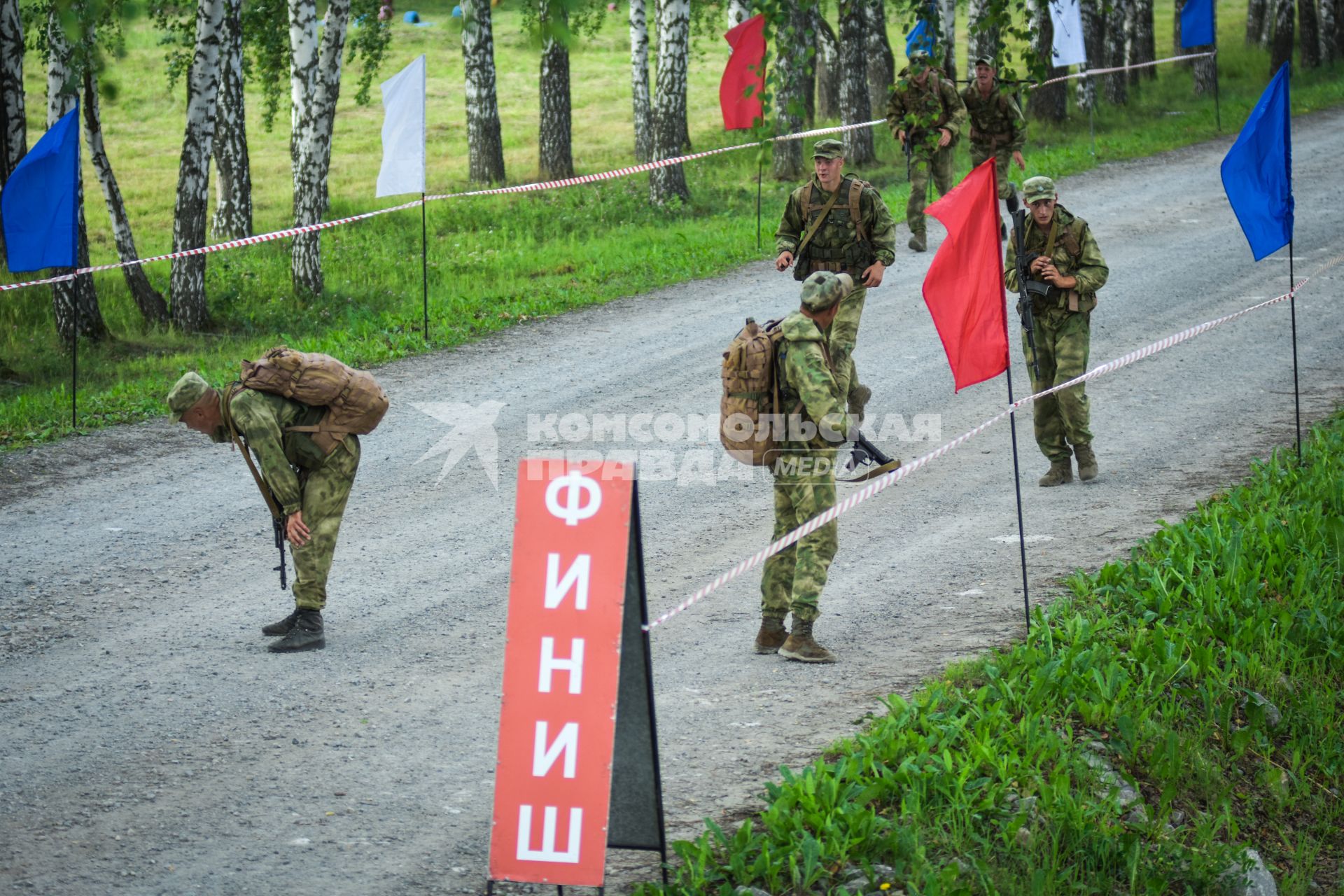 Новосибирск. Военнослужащие во время прохождения `Тропы разведчика` на этапе международного конкурса `Отличники войсковой разведки`   на полигоне.