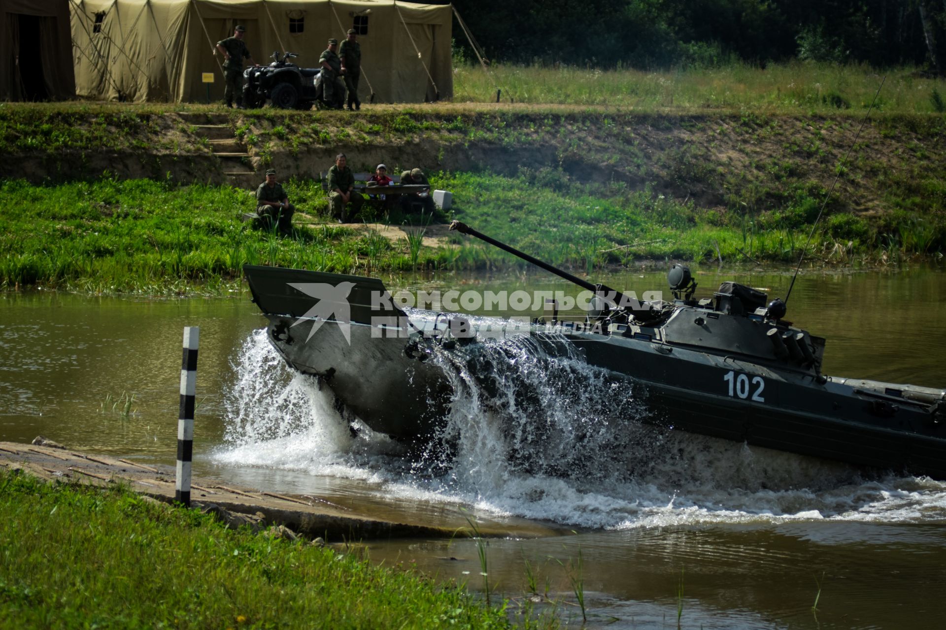 Новосибирск. Военная техника преодолевает водную преграду  во время  международного конкурса `Отличники войсковой разведки`   на полигоне.