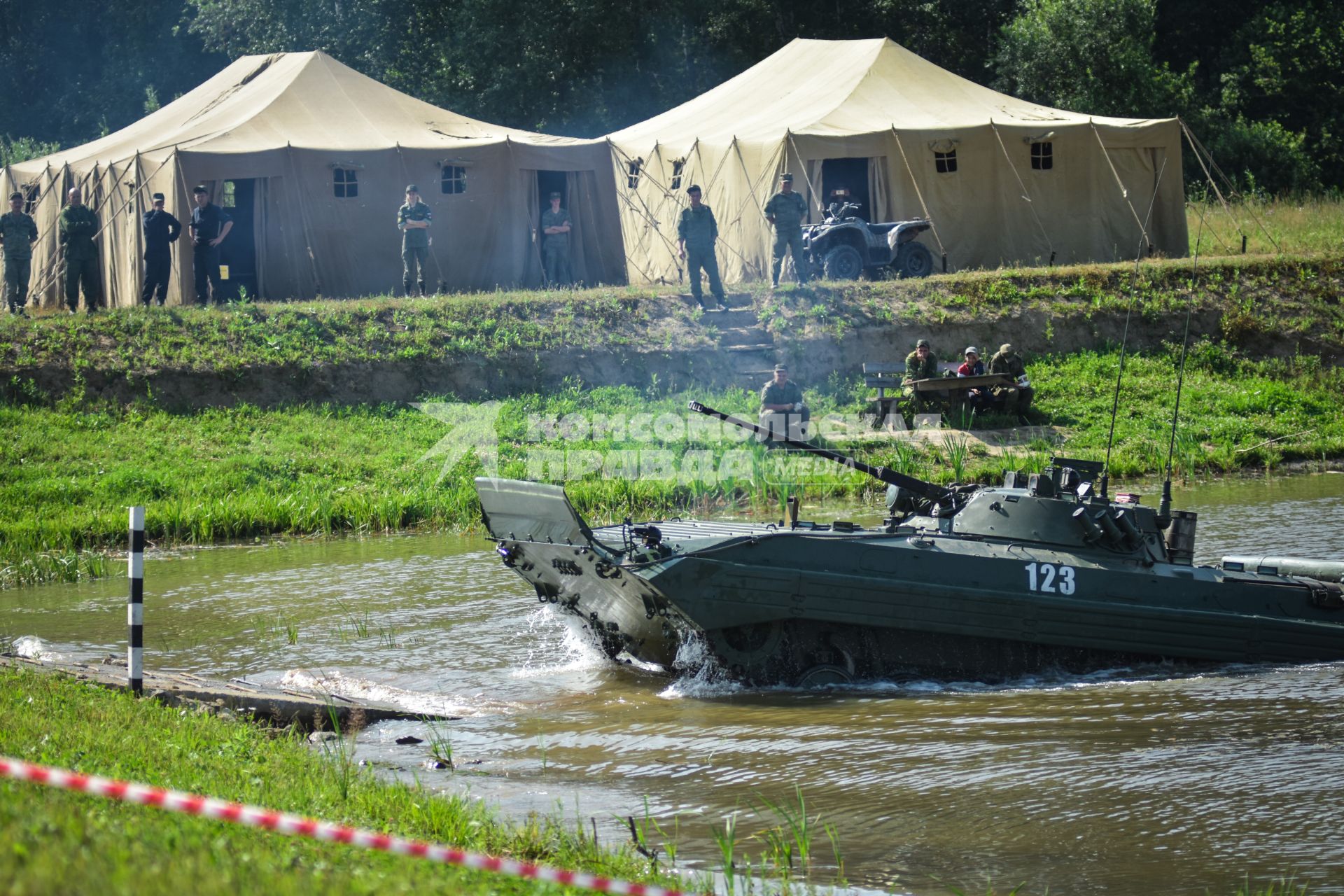 Новосибирск. Военная техника преодолевает водную преграду во время  международного конкурса `Отличники войсковой разведки`   на полигоне.