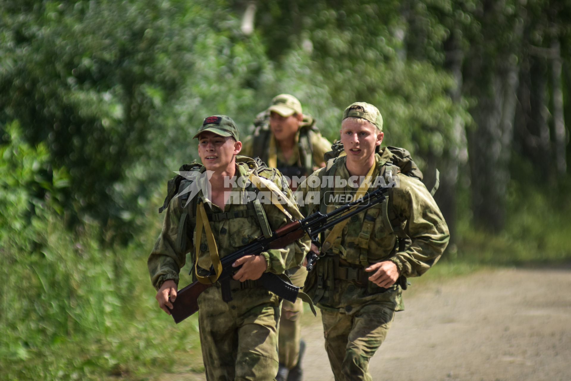 Новосибирск. Военнослужащие во время прохождения `Тропы разведчика` на этапе международного конкурса `Отличники войсковой разведки`   на полигоне.