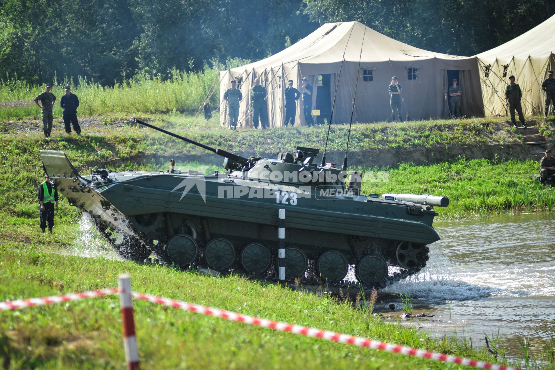 Новосибирск. Военная техника преодолевает водную преграду во время  международного конкурса `Отличники войсковой разведки`   на полигоне.