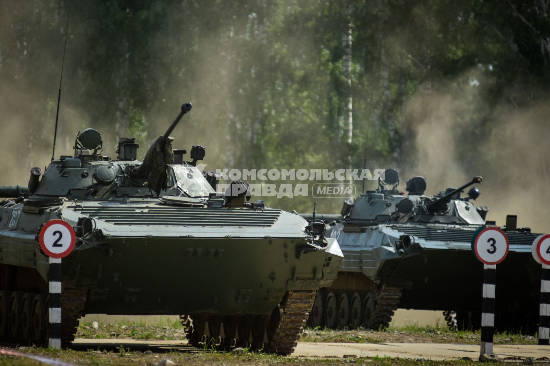 Новосибирск. Военная техника   во время  международного конкурса `Отличники войсковой разведки`   на полигоне.